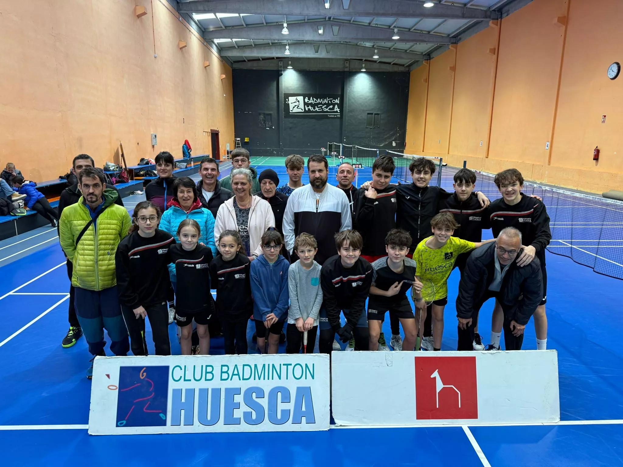 Foto de familia del IV Torneo San Vicente de bádminton. Foto de familia del IV Torneo San Vicente de bádminton.