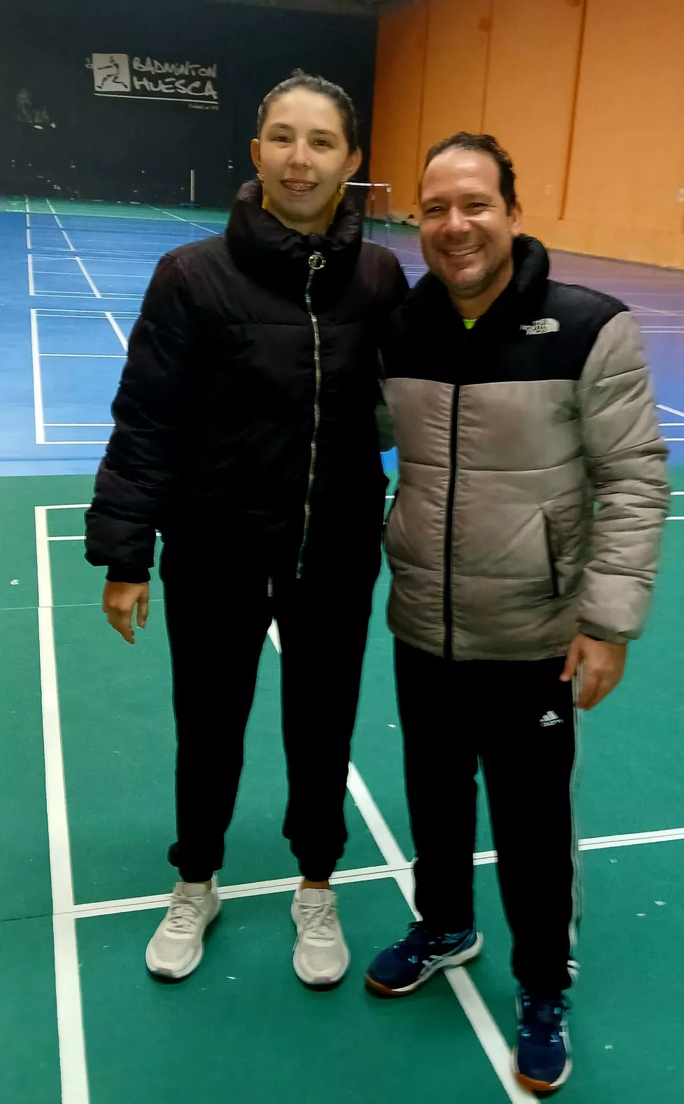 La colombiana Juliana Giraldo con Roberto Mollinedo en las instalaciones del club oscense.