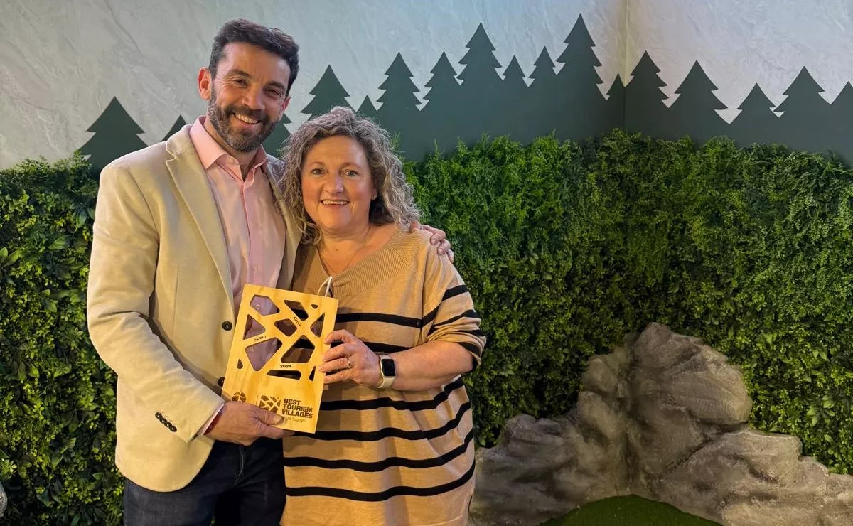 Enrique Pueyo con la alcaldesa de Alquézar, Ana Blasco, pueblo también reconocido con el sello Best Tourism Village.