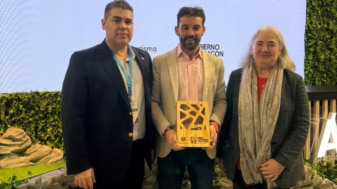 El alcalde de Aínsa con el presidente de la asociación de los Pueblos Más Bonitos de España y la responsable de la OMT en el Ministerio El alcalde de Aínsa con el presidente de la asociación de los Pueblos Más Bonitos de España y la responsable de la OMT en el Ministerio