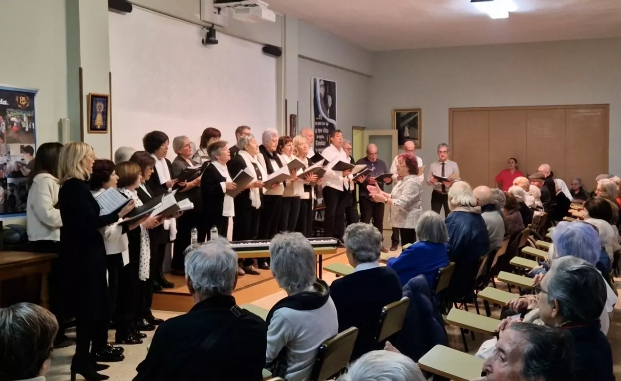 El Coro de la Universidad Ciudadana de Huesca, en la Residencia Nuestra Señora del Pilar.
