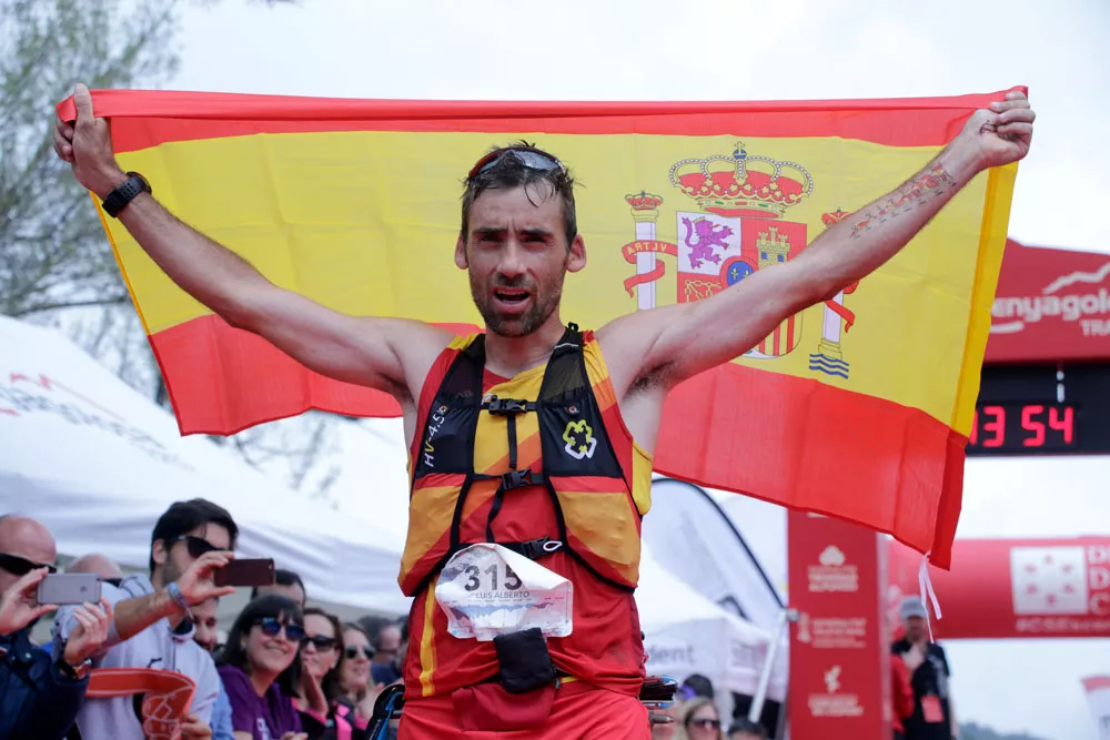 Luis Alberto Hernando celebra su título mundial en 2018. Foto: RFEA