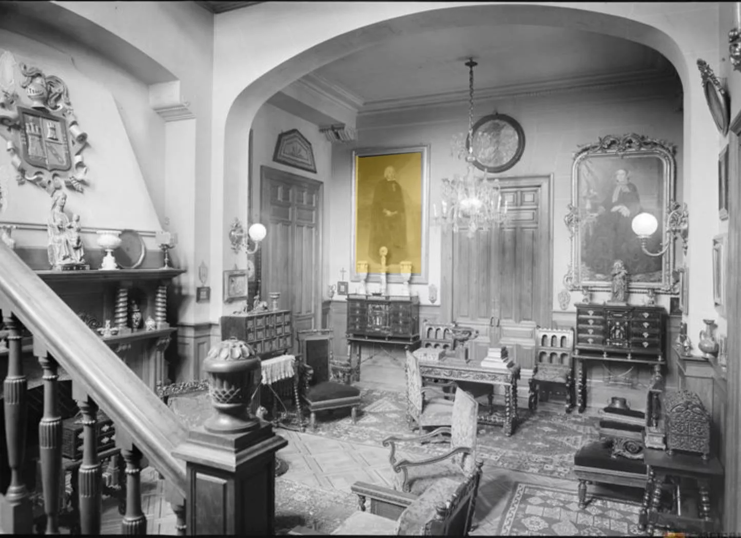 Colección Cistué de Zaragoza. Al fondo, el retrato de Goya