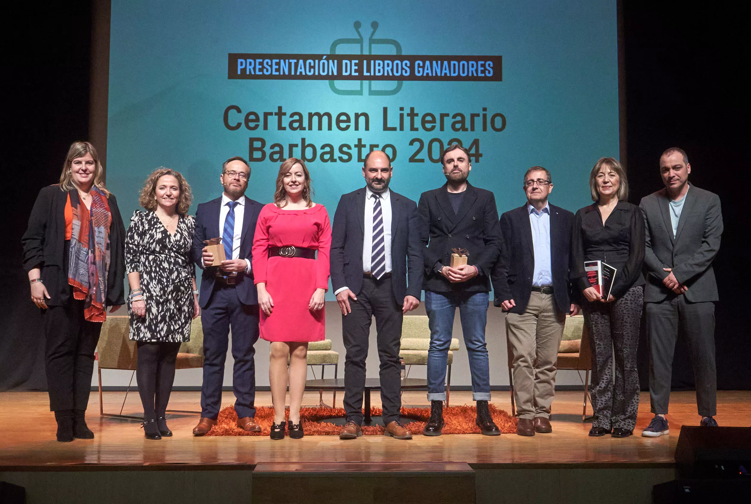 Autoridades, con el alcalde, Fernando Torres, a la cabeza, y premiados