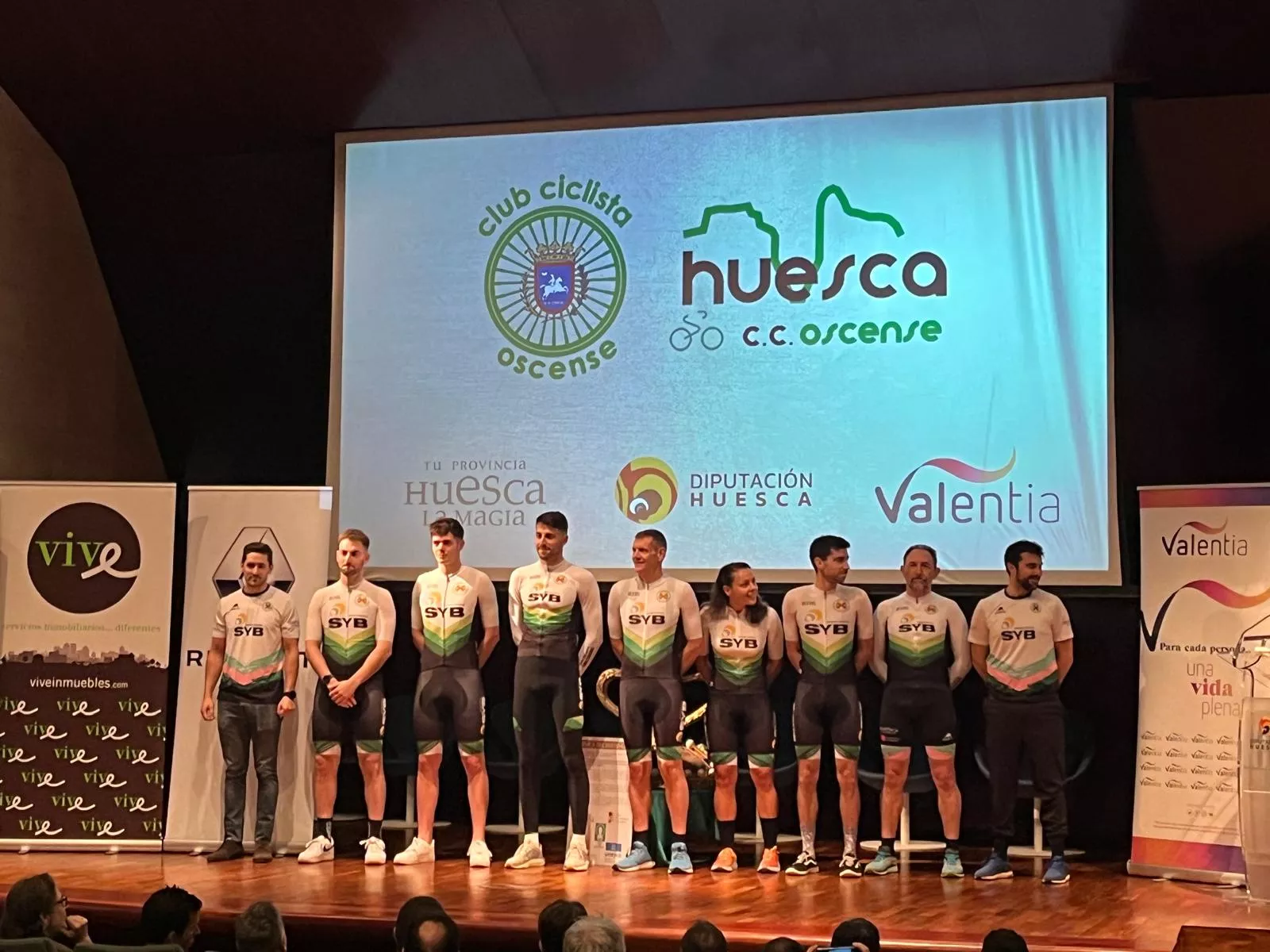 Imágenes del CC Oscense en la presentación de su estructura. Foto: Adri Mora