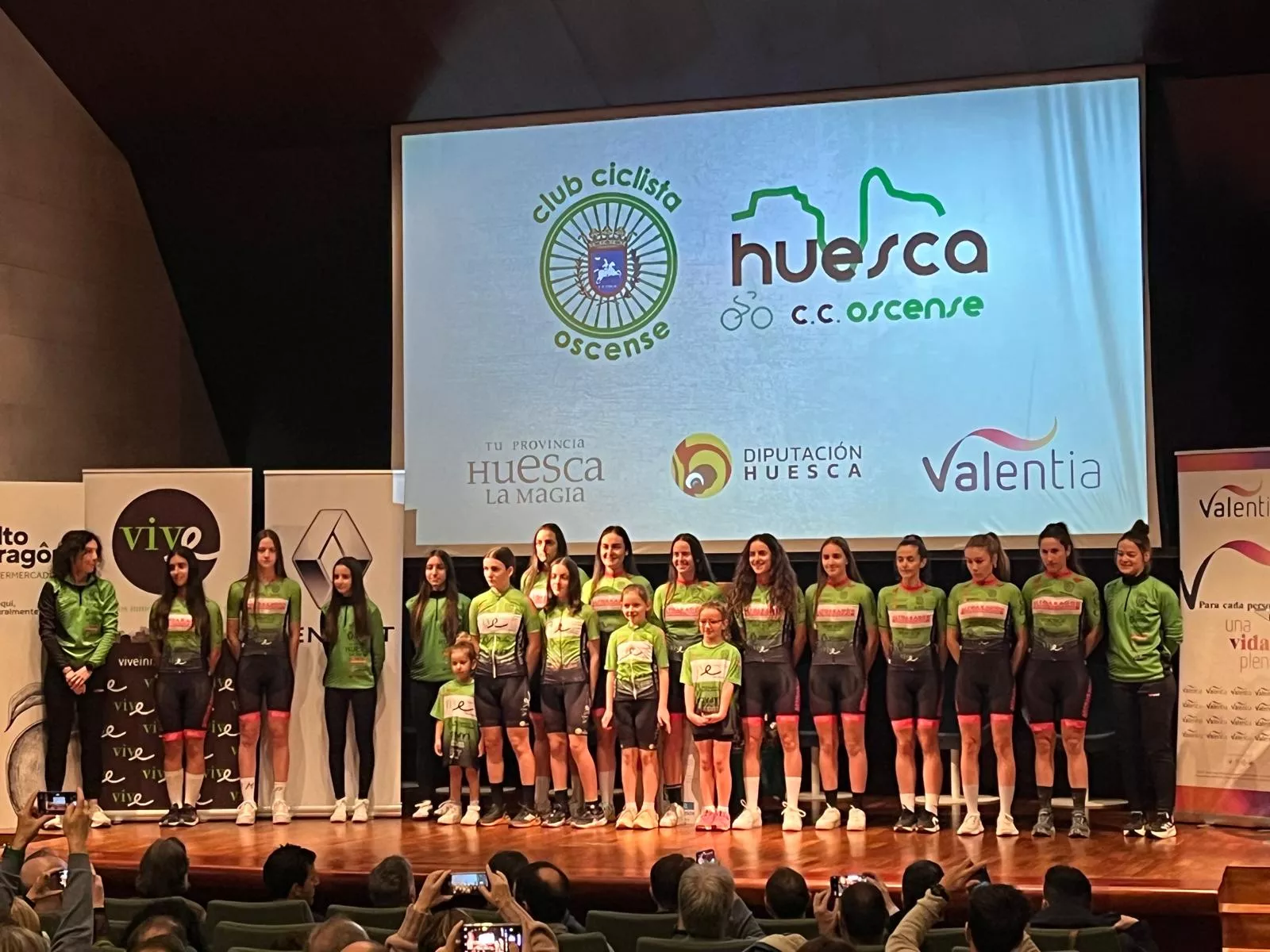 Imágenes del CC Oscense en la presentación de su estructura. Foto: Adri Mora