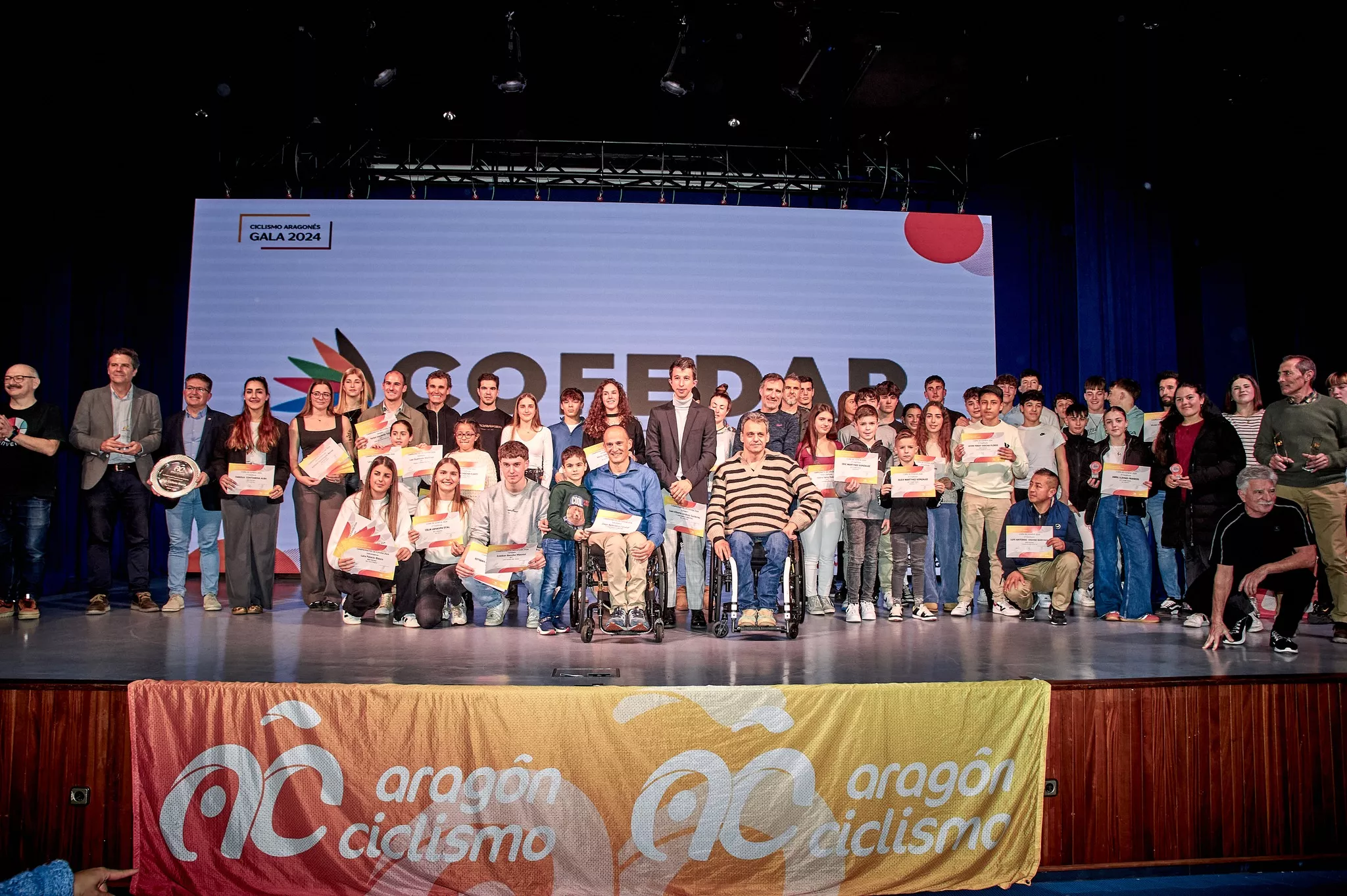 Foto de familia de la Gala del Ciclismo Aragonés 2024.