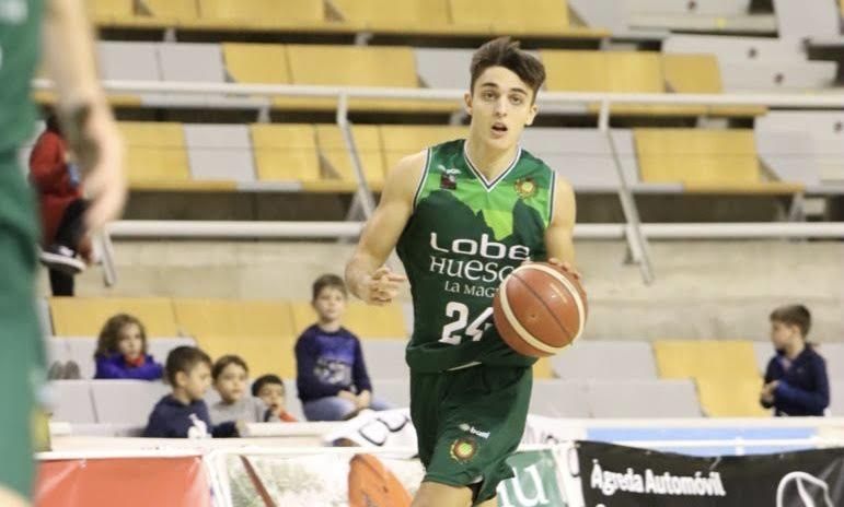 El jugador del Lobe Huesca La Magia Rubín De Celis sube un balón.