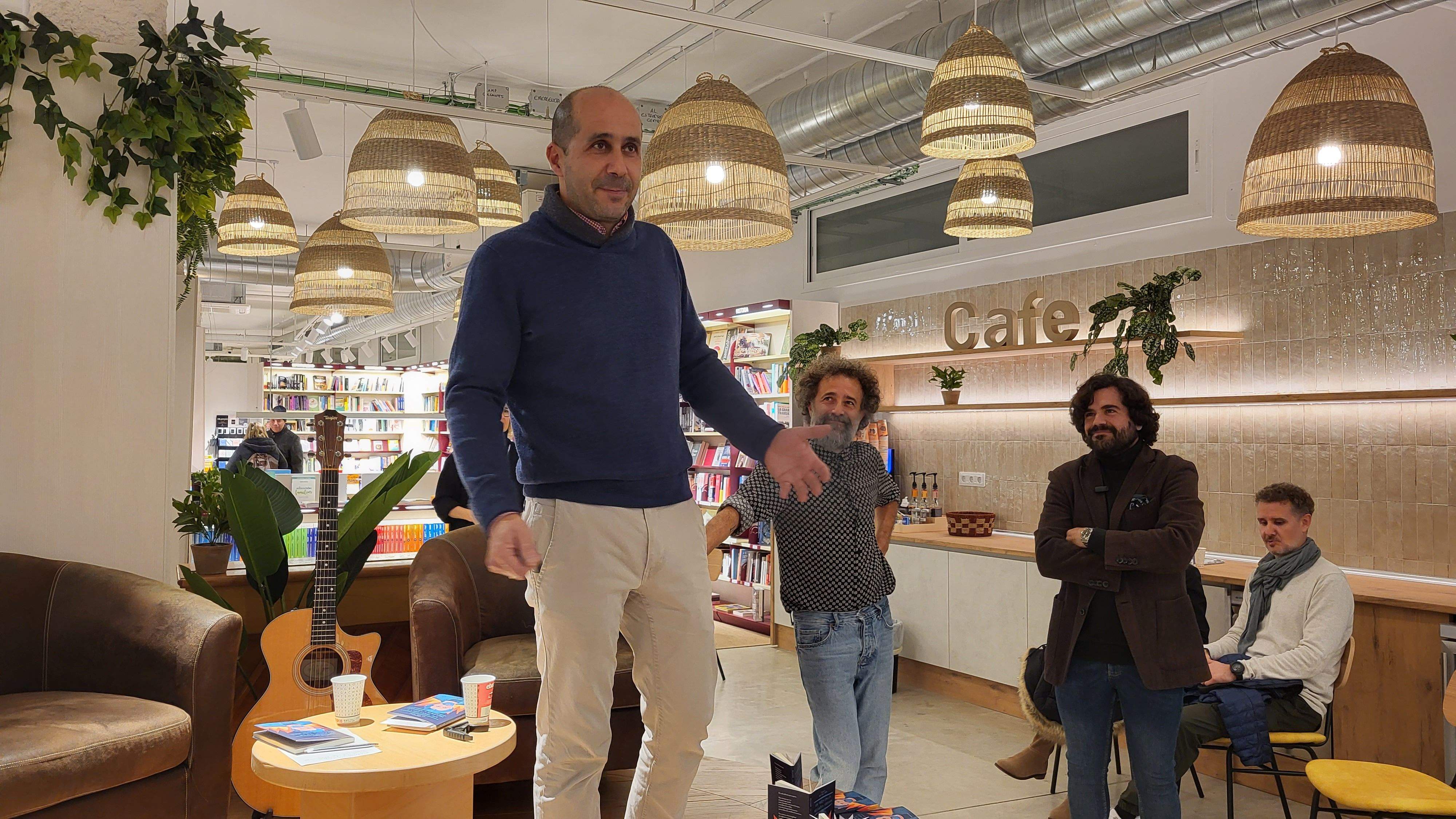 Imágenes de la presentación del poemario  Un vuelo sin la mecánica adecuada de Raúl Usieto. Foto Myriam Martínez (3)