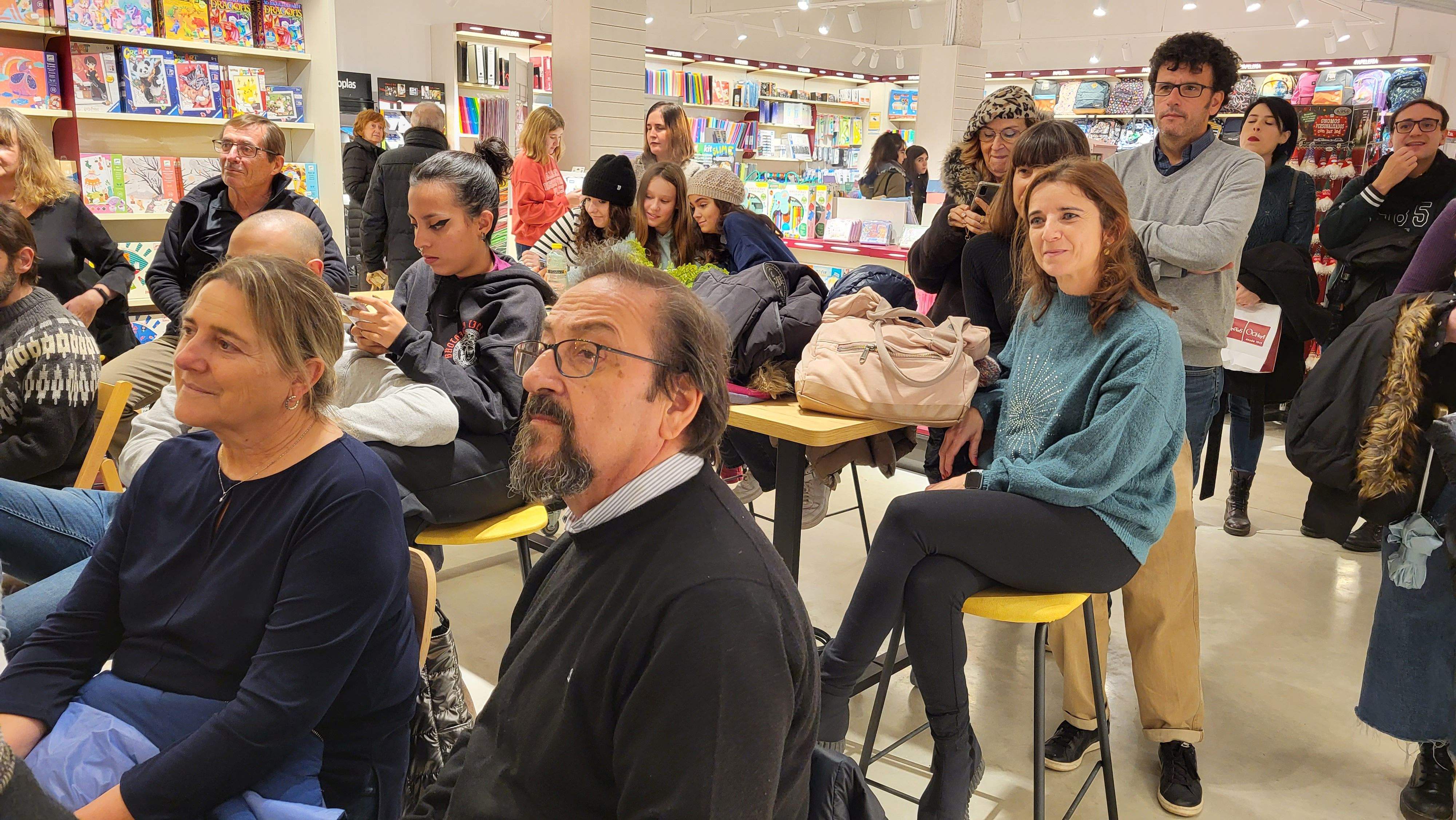 Imágenes de la presentación del poemario  Un vuelo sin la mecánica adecuada de Raúl Usieto. Foto Myriam Martínez