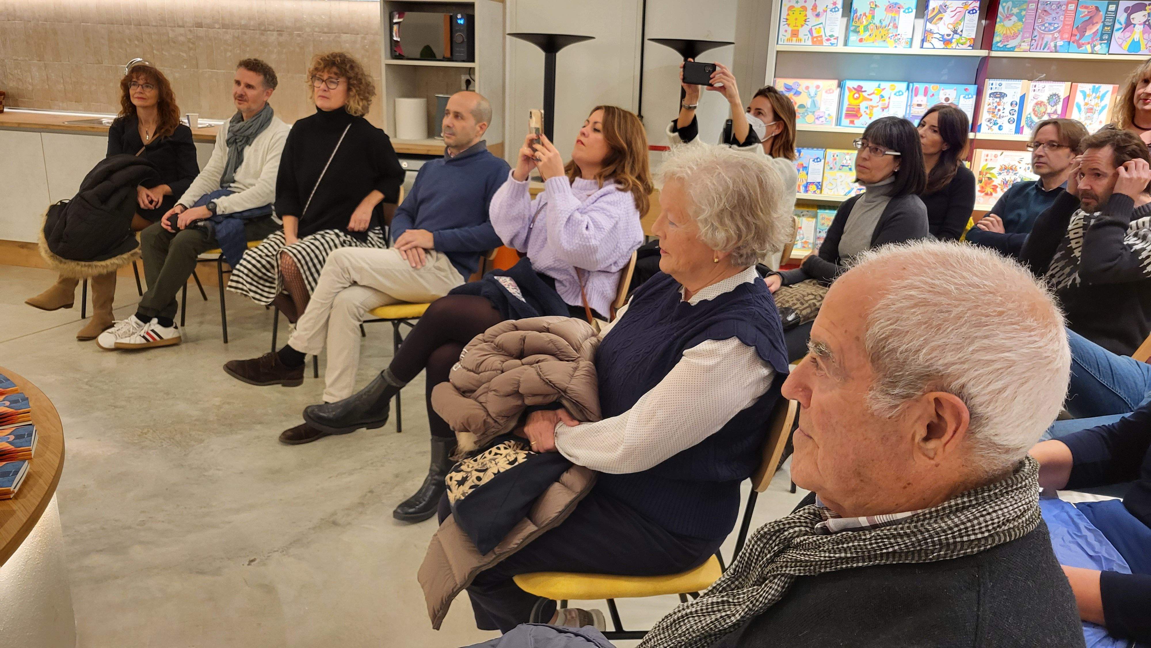 Imágenes de la presentación del poemario  Un vuelo sin la mecánica adecuada de Raúl Usieto. Foto Myriam Martínez