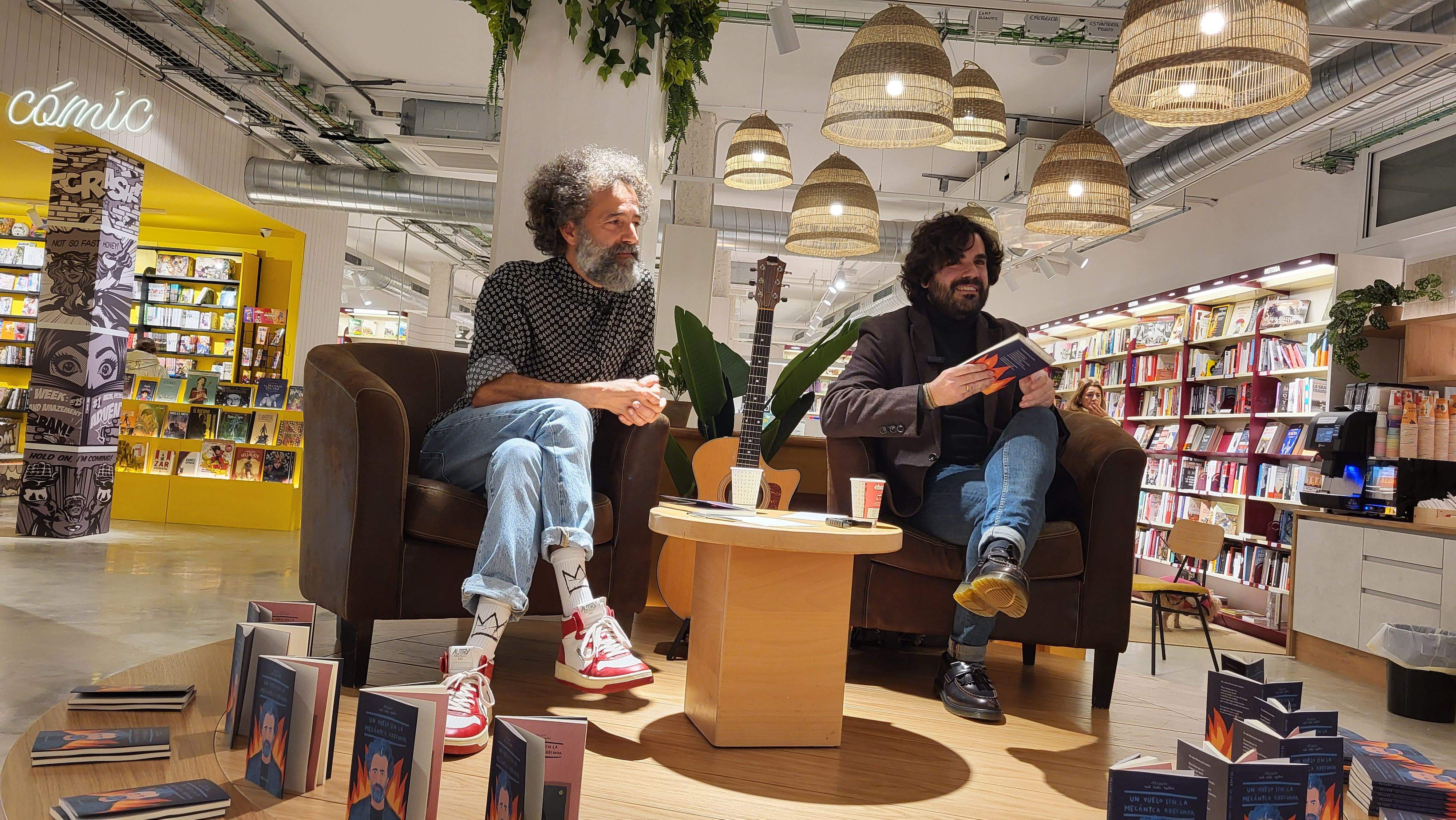 Imágenes de la presentación del poemario  Un vuelo sin la mecánica adecuada de Raúl Usieto. Foto Myriam Martínez