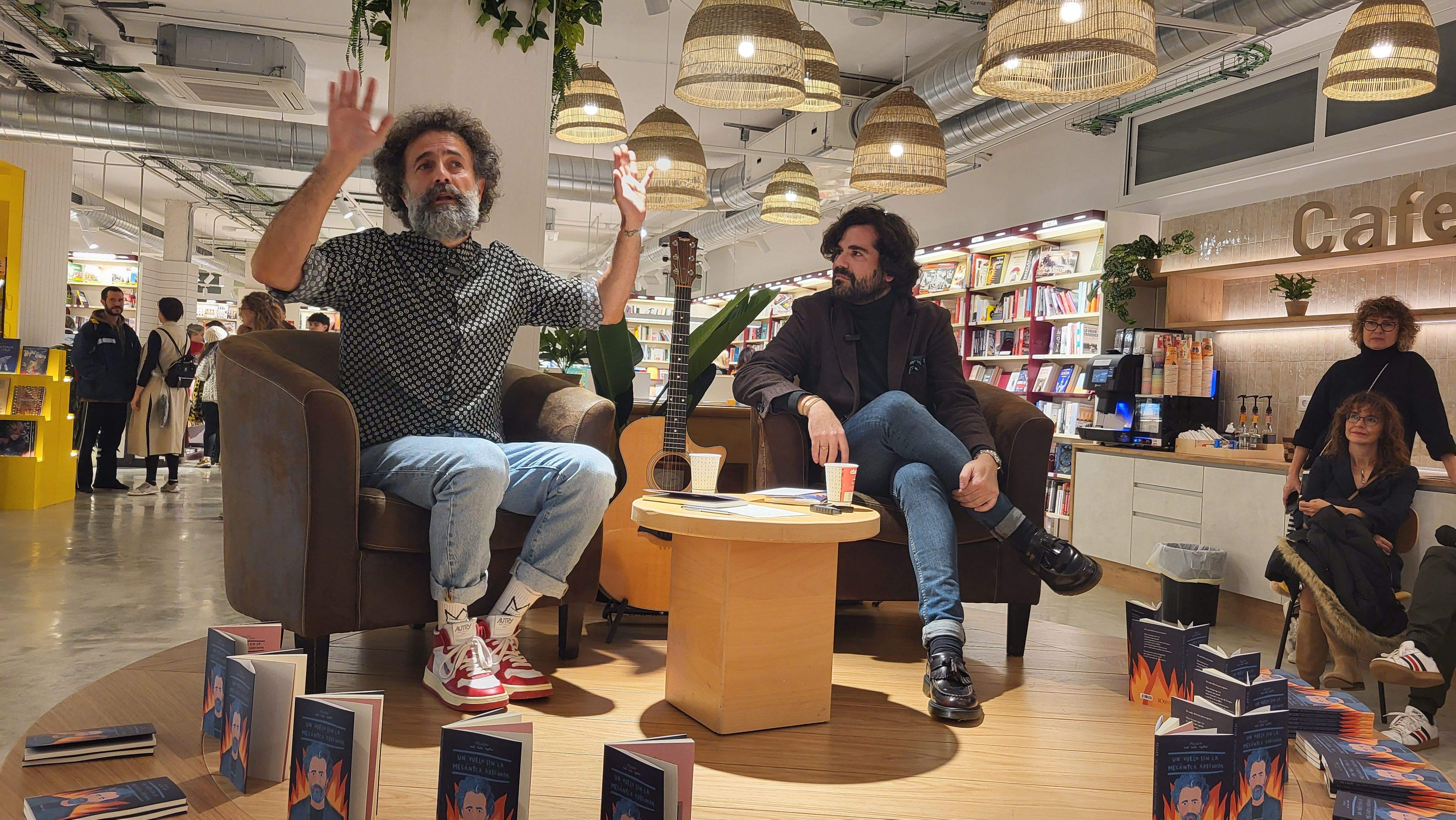 Imágenes de la presentación del poemario  Un vuelo sin la mecánica adecuada de Raúl Usieto. Foto Myriam Martínez (9)