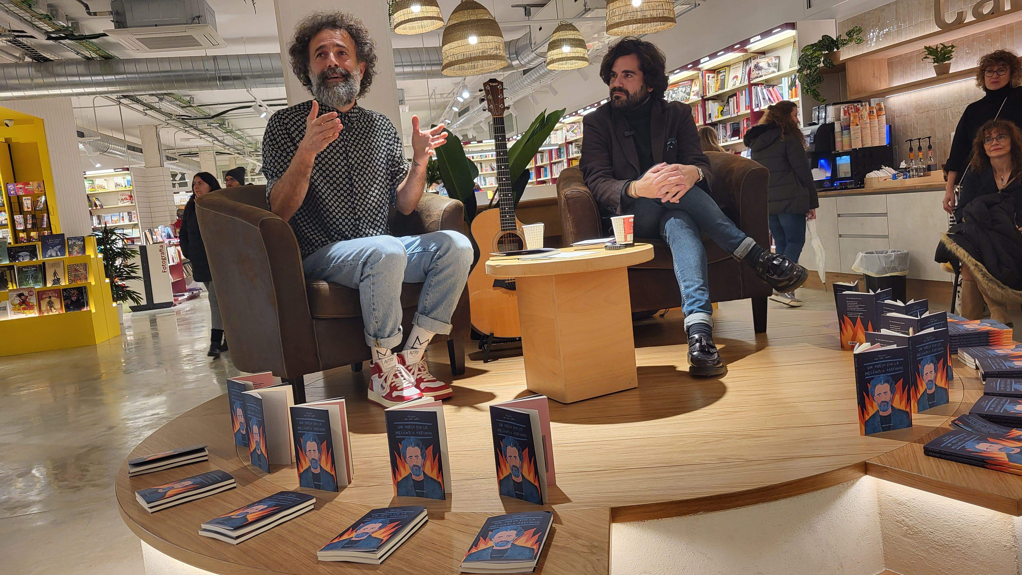 Imágenes de la presentación del poemario  Un vuelo sin la mecánica adecuada de Raúl Usieto. Foto Myriam Martínez