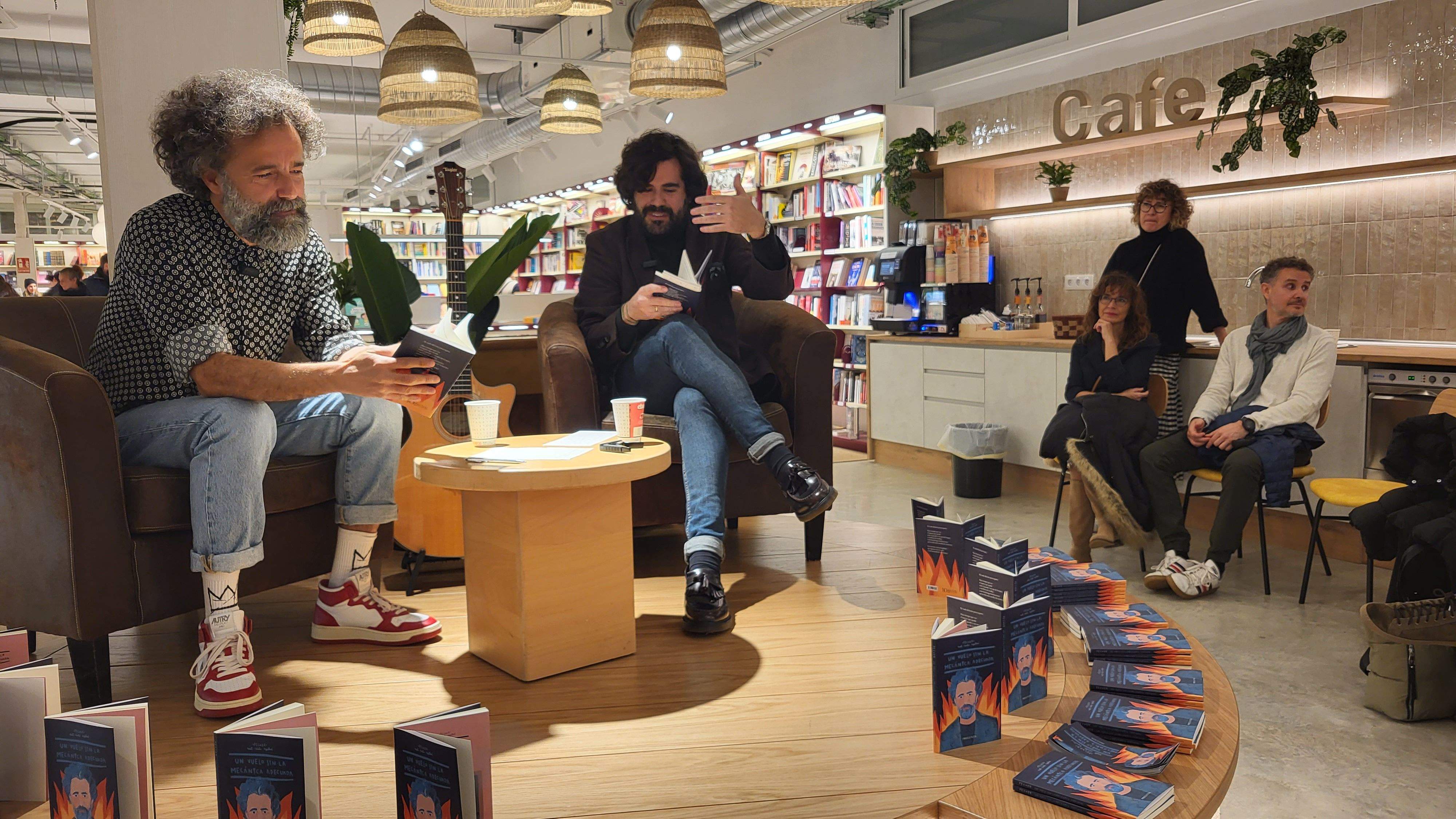 Imágenes de la presentación del poemario  Un vuelo sin la mecánica adecuada de Raúl Usieto. Foto Myriam Martínez