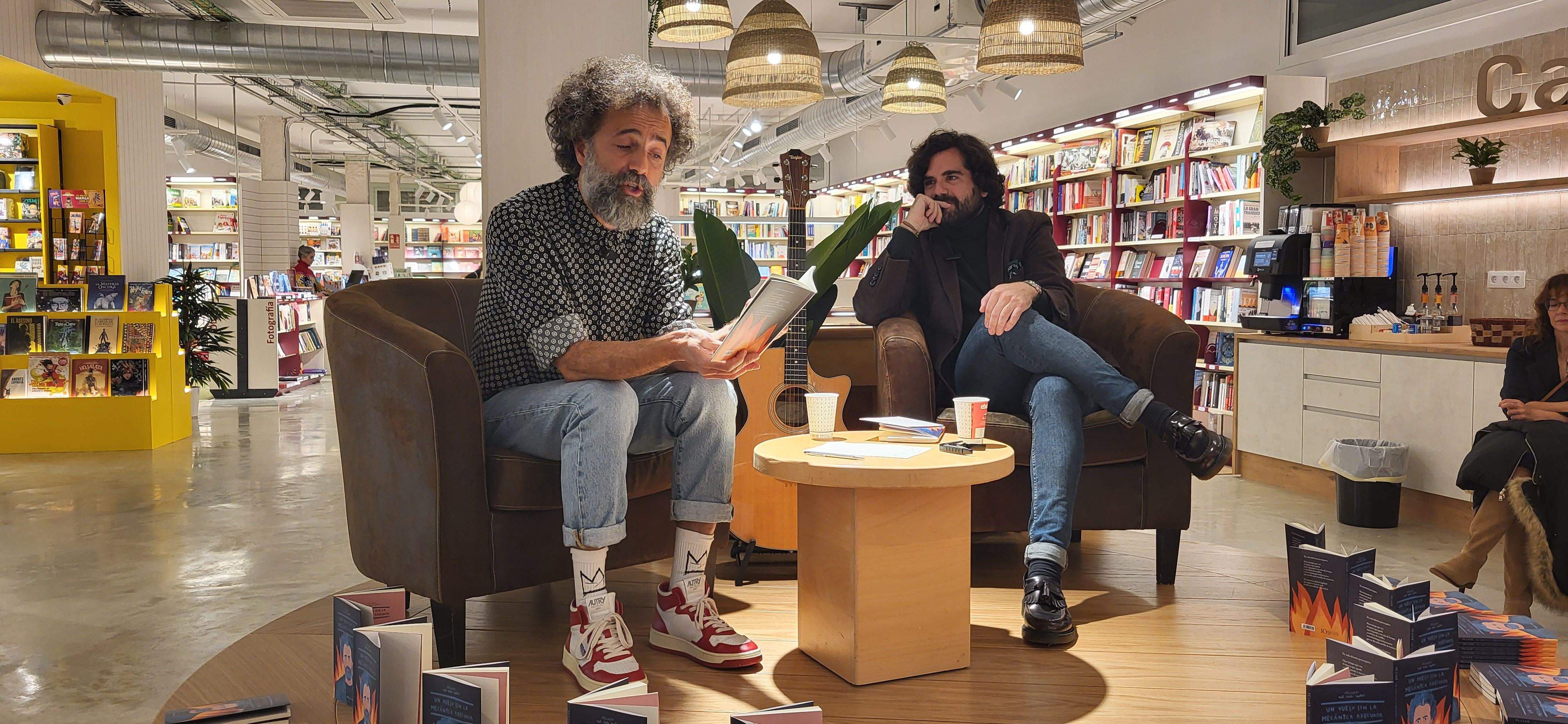 Imágenes de la presentación del poemario  Un vuelo sin la mecánica adecuada de Raúl Usieto. Foto Myriam Martínez