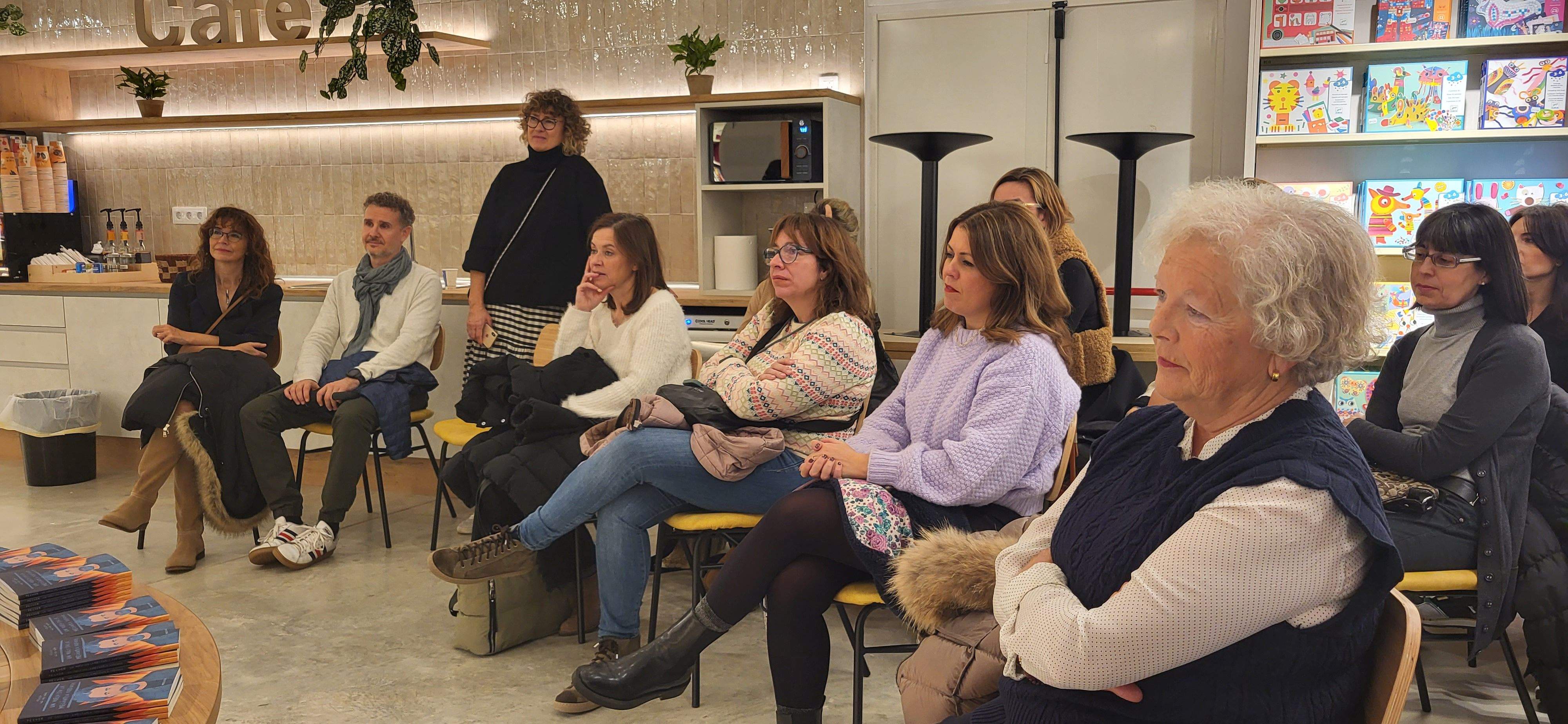 Imágenes de la presentación del poemario  Un vuelo sin la mecánica adecuada de Raúl Usieto. Foto Myriam Martínez