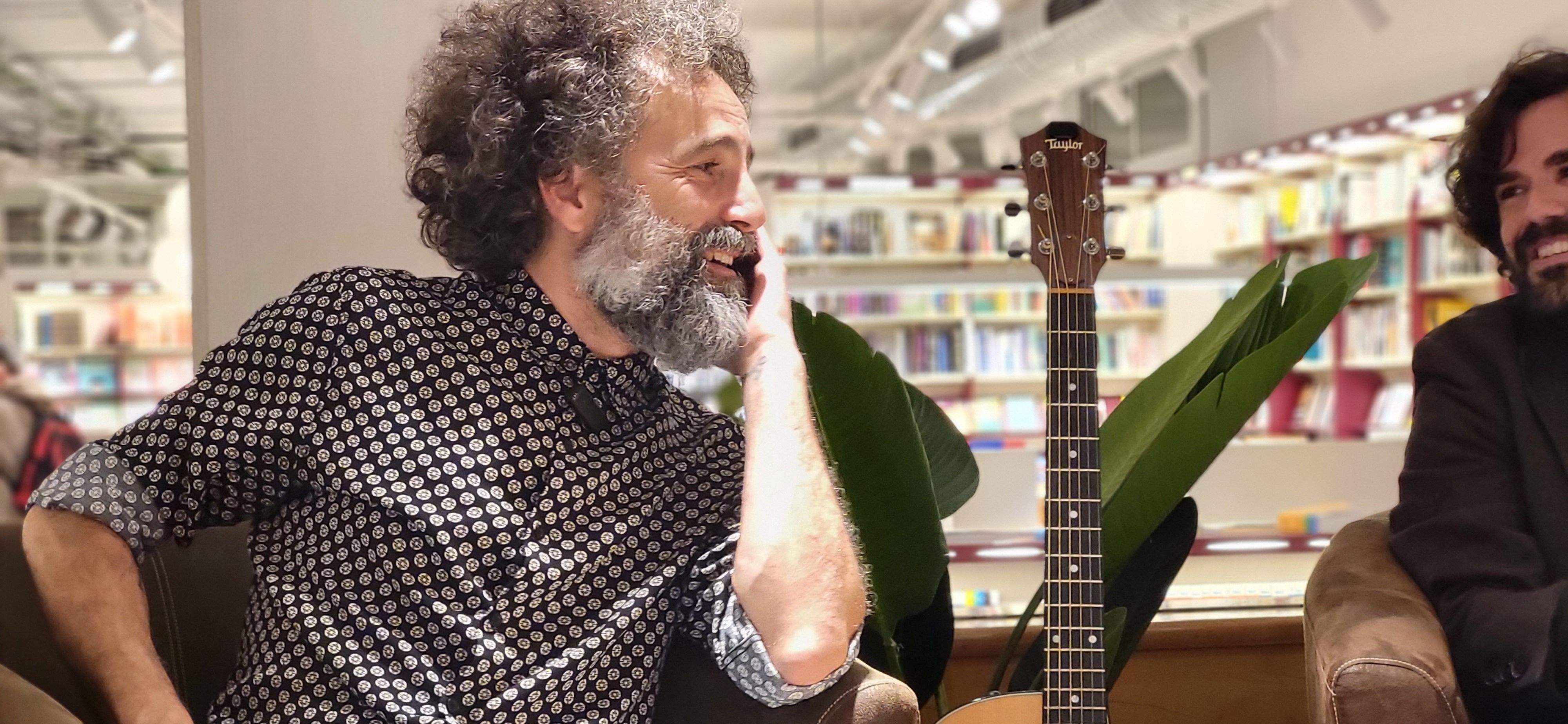 Imágenes de la presentación del poemario  Un vuelo sin la mecánica adecuada de Raúl Usieto. Foto Myriam Martínez