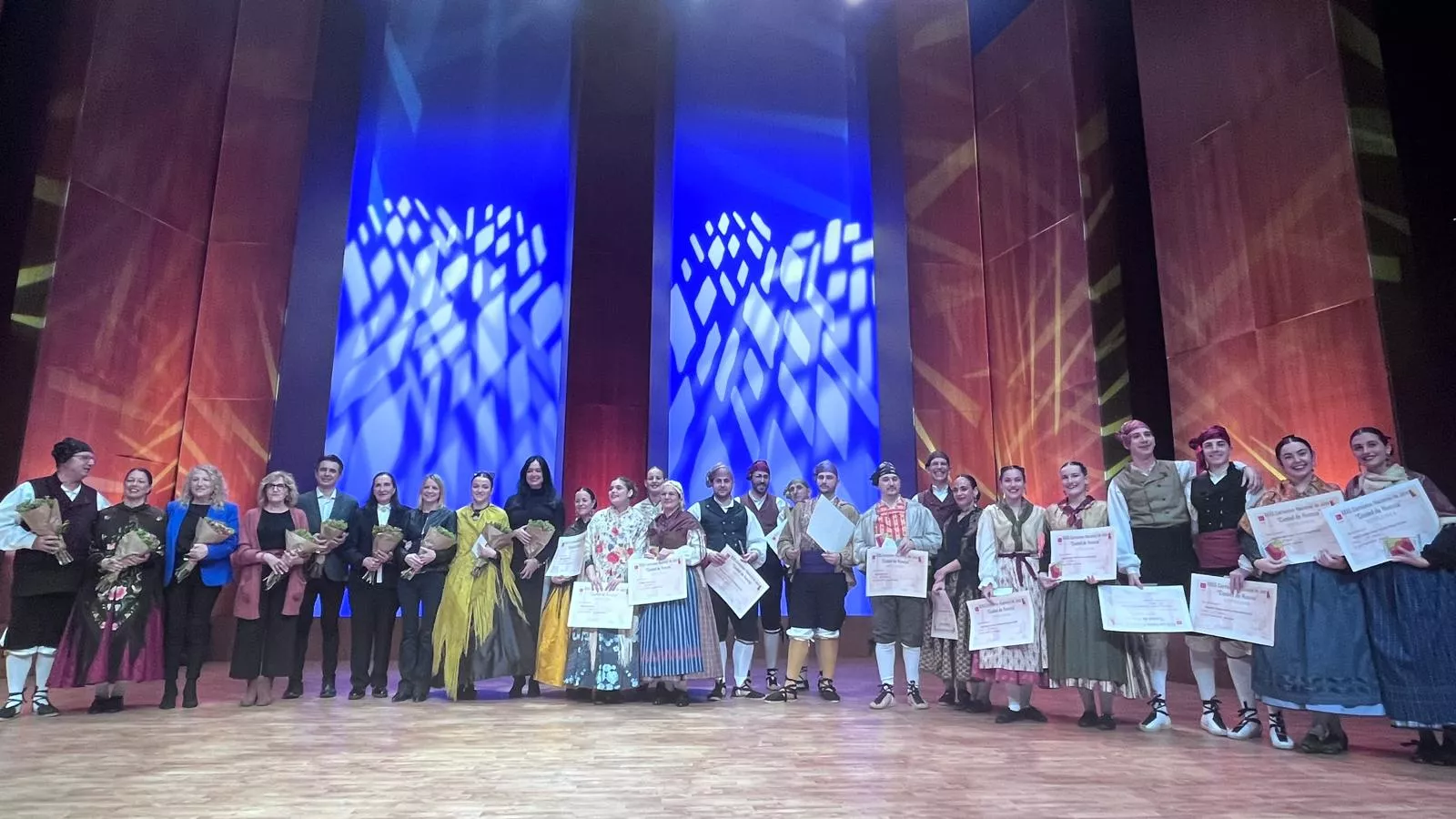 Foto de familia tras la entrega de premios del XXXII Certamen Nacional de Jota "Ciudad de Huesca". Foto de familia tras la entrega de premios del XXXII Certamen Nacional de Jota "Ciudad de Huesca".