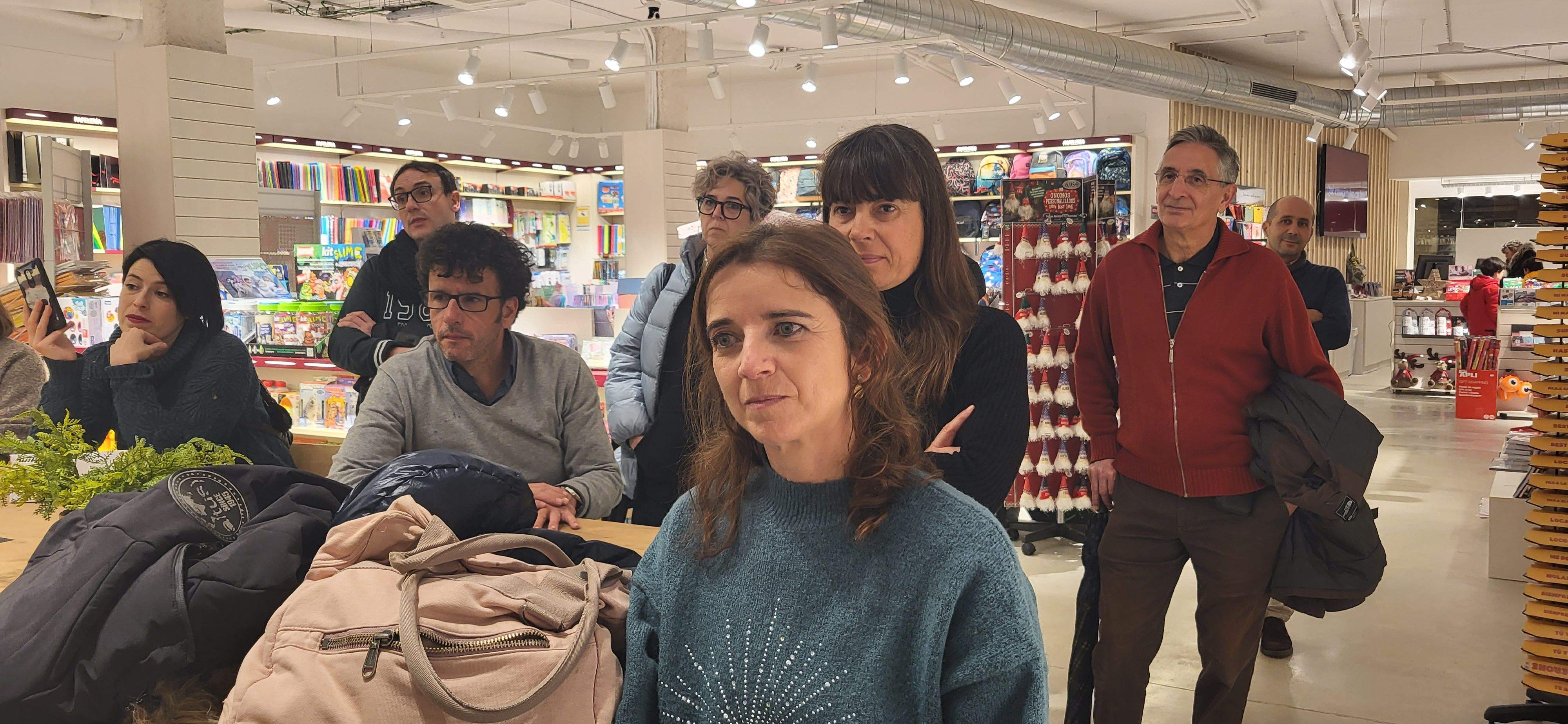 Imágenes de la presentación del poemario  Un vuelo sin la mecánica adecuada de Raúl Usieto. Foto Myriam Martínez (18)