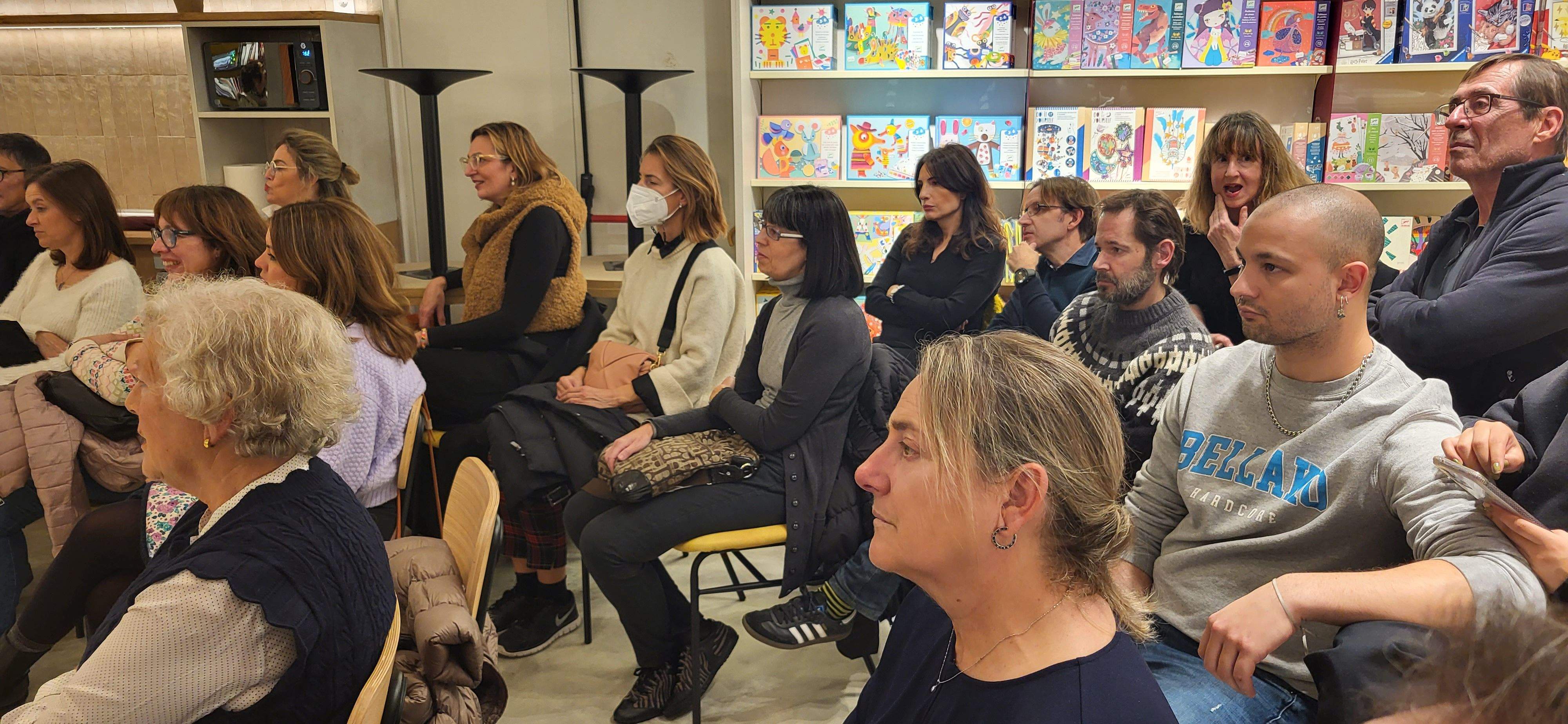 Imágenes de la presentación del poemario  Un vuelo sin la mecánica adecuada de Raúl Usieto. Foto Myriam Martínez
