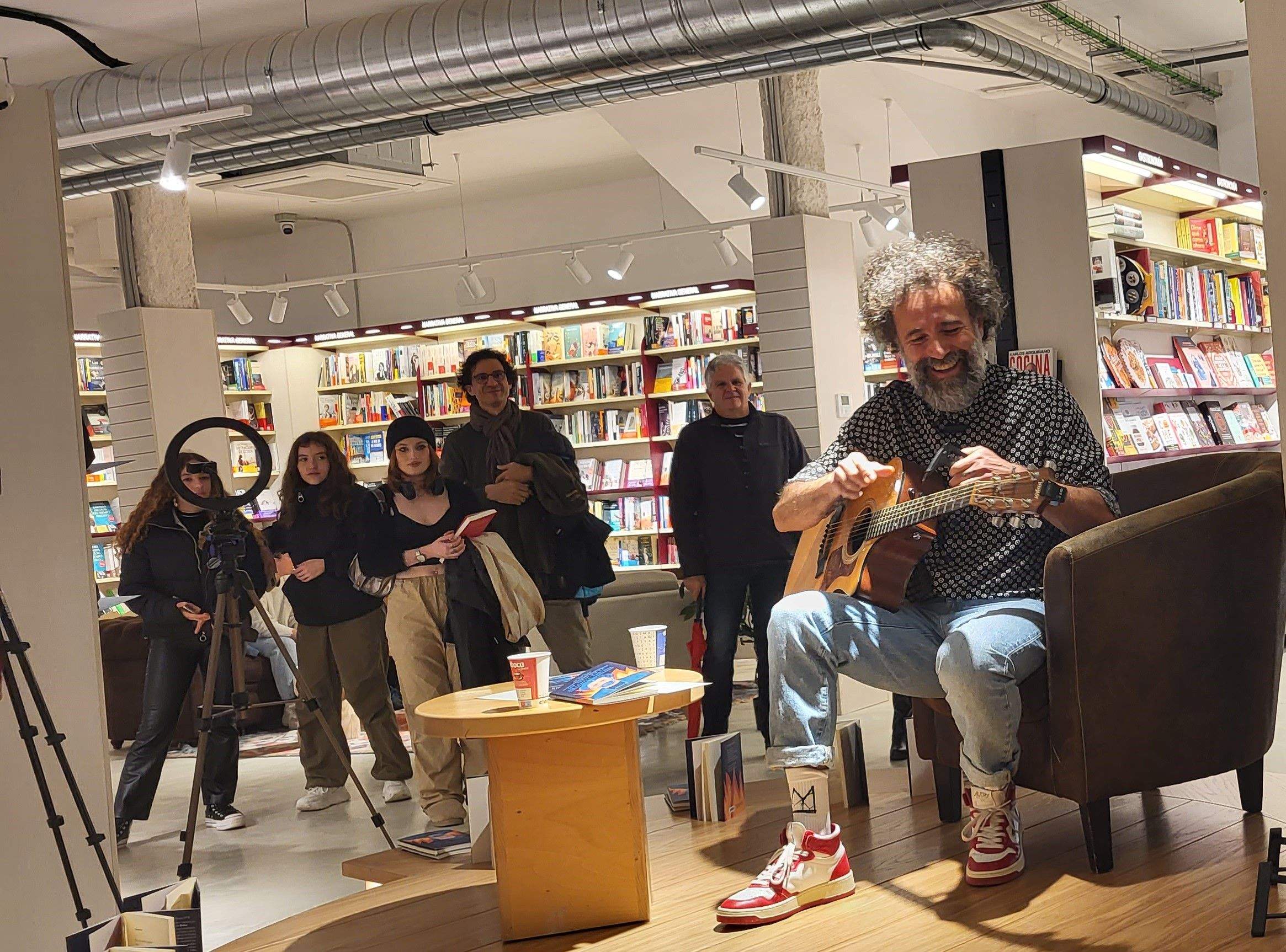 Imágenes de la presentación del poemario  Un vuelo sin la mecánica adecuada de Raúl Usieto. Foto Myriam Martínez