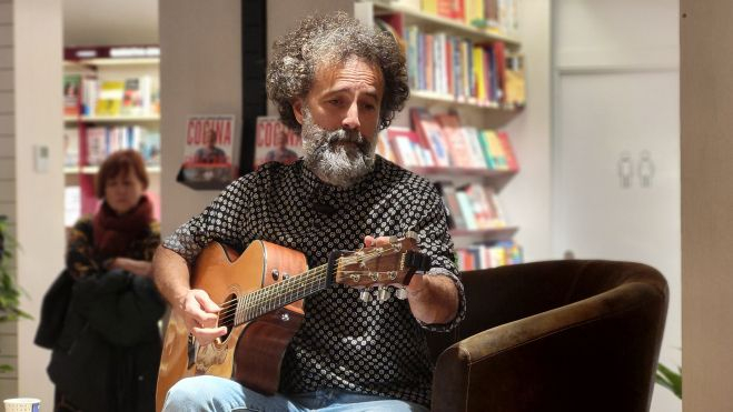 Raúl Usieto Pecker, uno de los participantes, en una imagen tomada en la librería Santos Ochoa. Reconocidos artistas y escritores dialogarán en Huesca sobre el cáncer Foto Myriam Martínez Raúl Usieto Pecker, uno de los participantes, en una imagen tomada en la librería Santos Ochoa. Reconocidos artistas y escritores dialogarán en Huesca sobre el cáncer Foto Myriam Martínez