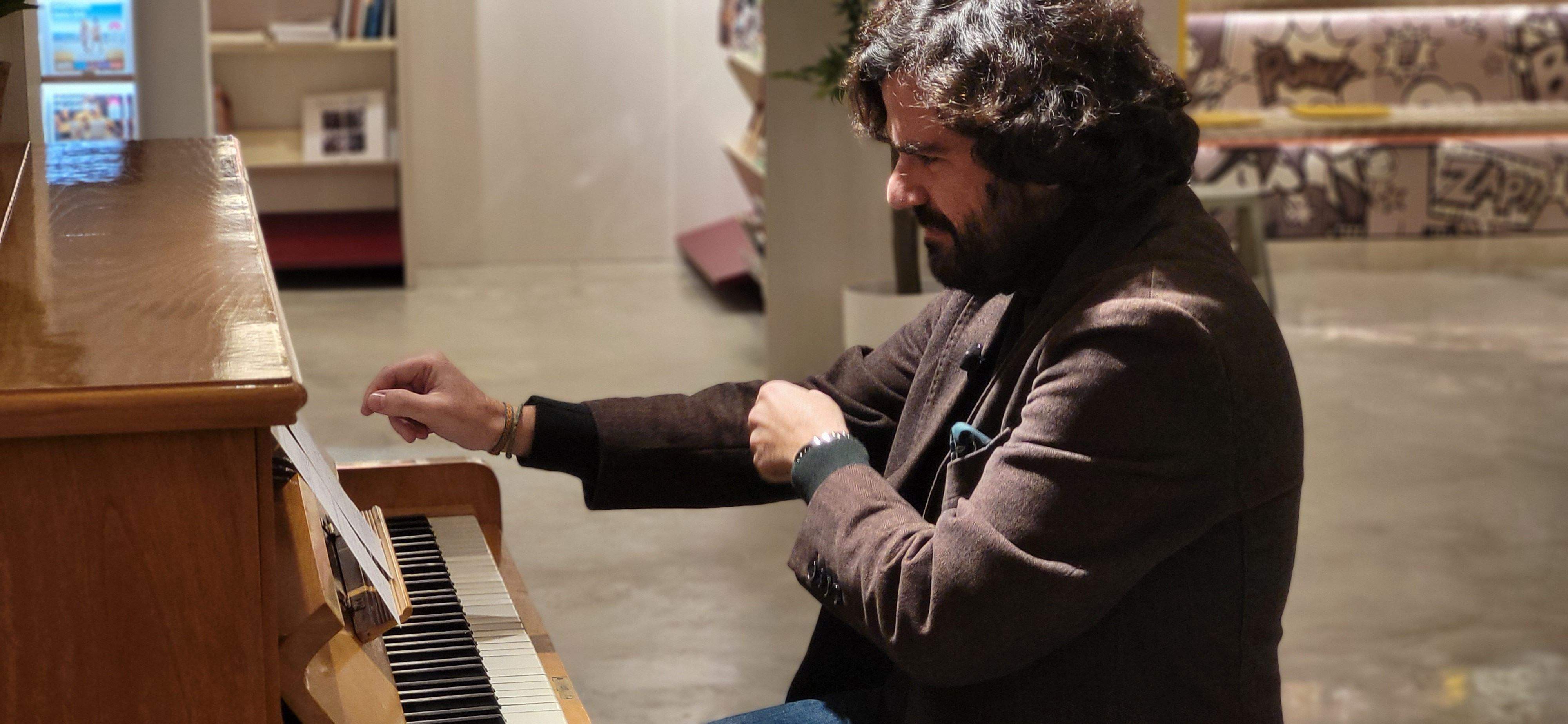 Imágenes de la presentación del poemario  Un vuelo sin la mecánica adecuada de Raúl Usieto. Foto Myriam Martínez