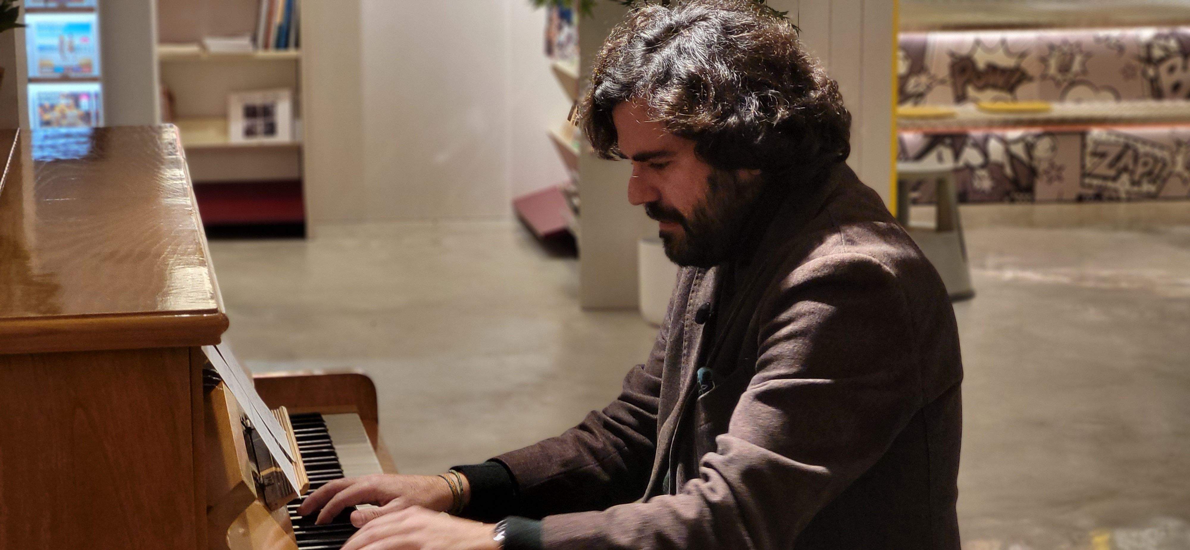 Imágenes de la presentación del poemario  Un vuelo sin la mecánica adecuada de Raúl Usieto. Foto Myriam Martínez