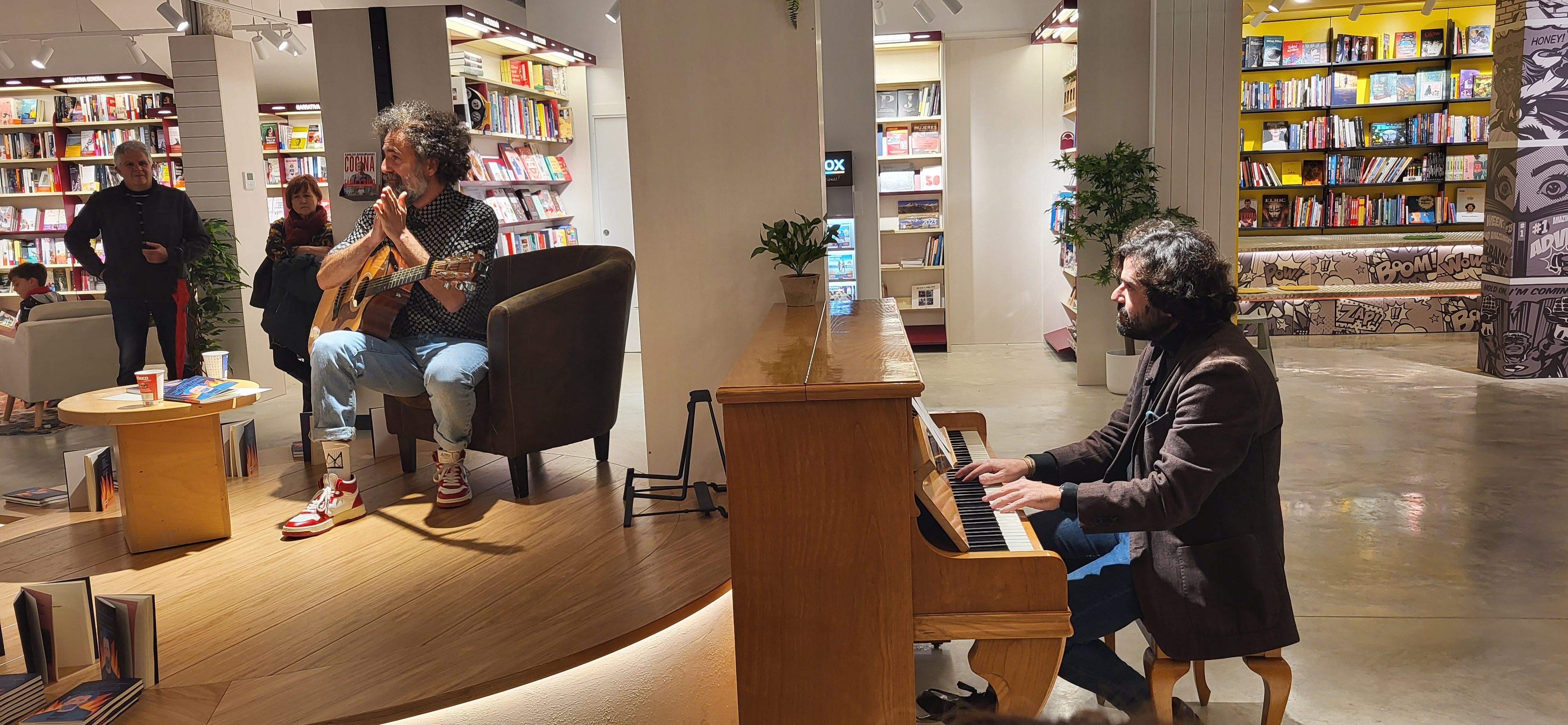 Imágenes de la presentación del poemario  Un vuelo sin la mecánica adecuada de Raúl Usieto. Foto Myriam Martínez (24)