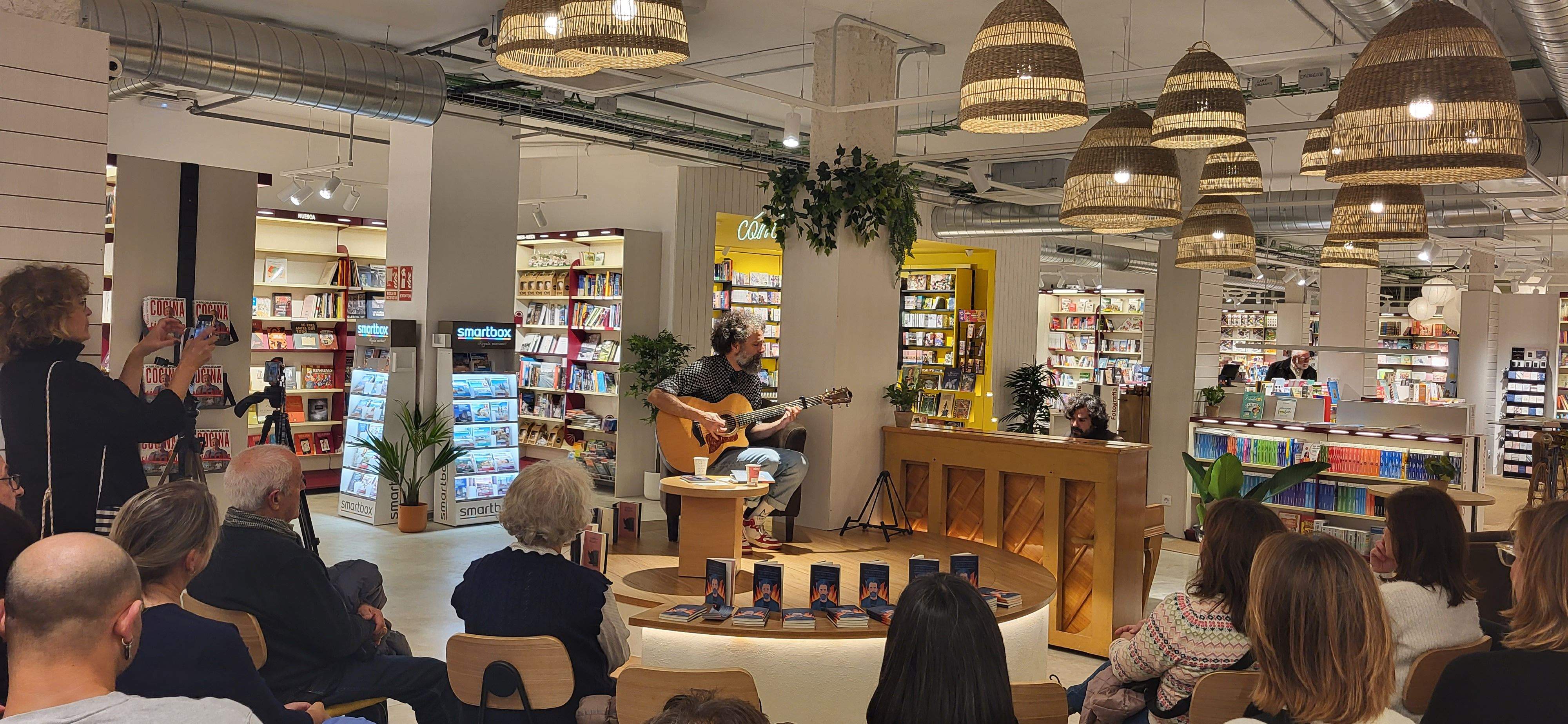 Imágenes de la presentación del poemario  Un vuelo sin la mecánica adecuada de Raúl Usieto. Foto Myriam Martínez