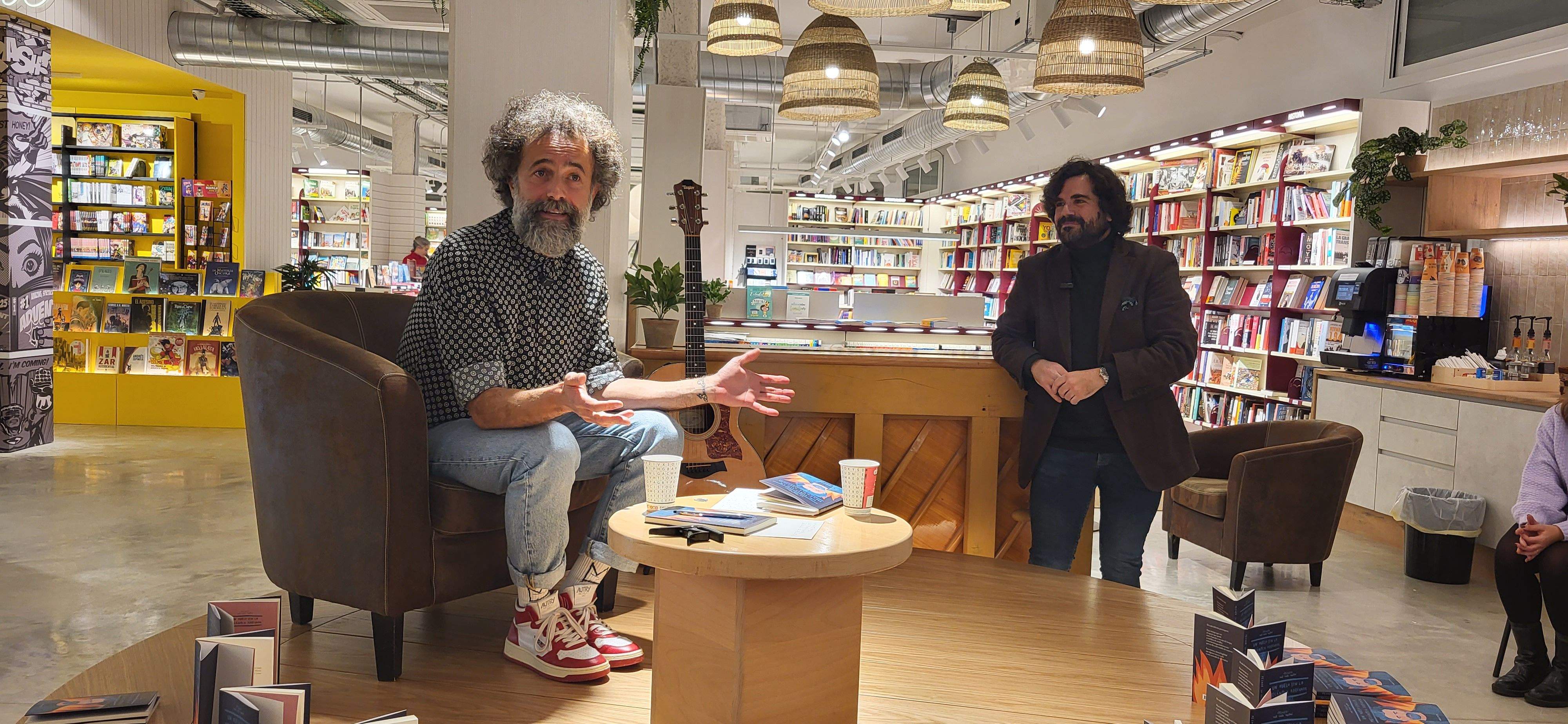Imágenes de la presentación del poemario  Un vuelo sin la mecánica adecuada de Raúl Usieto. Foto Myriam Martínez