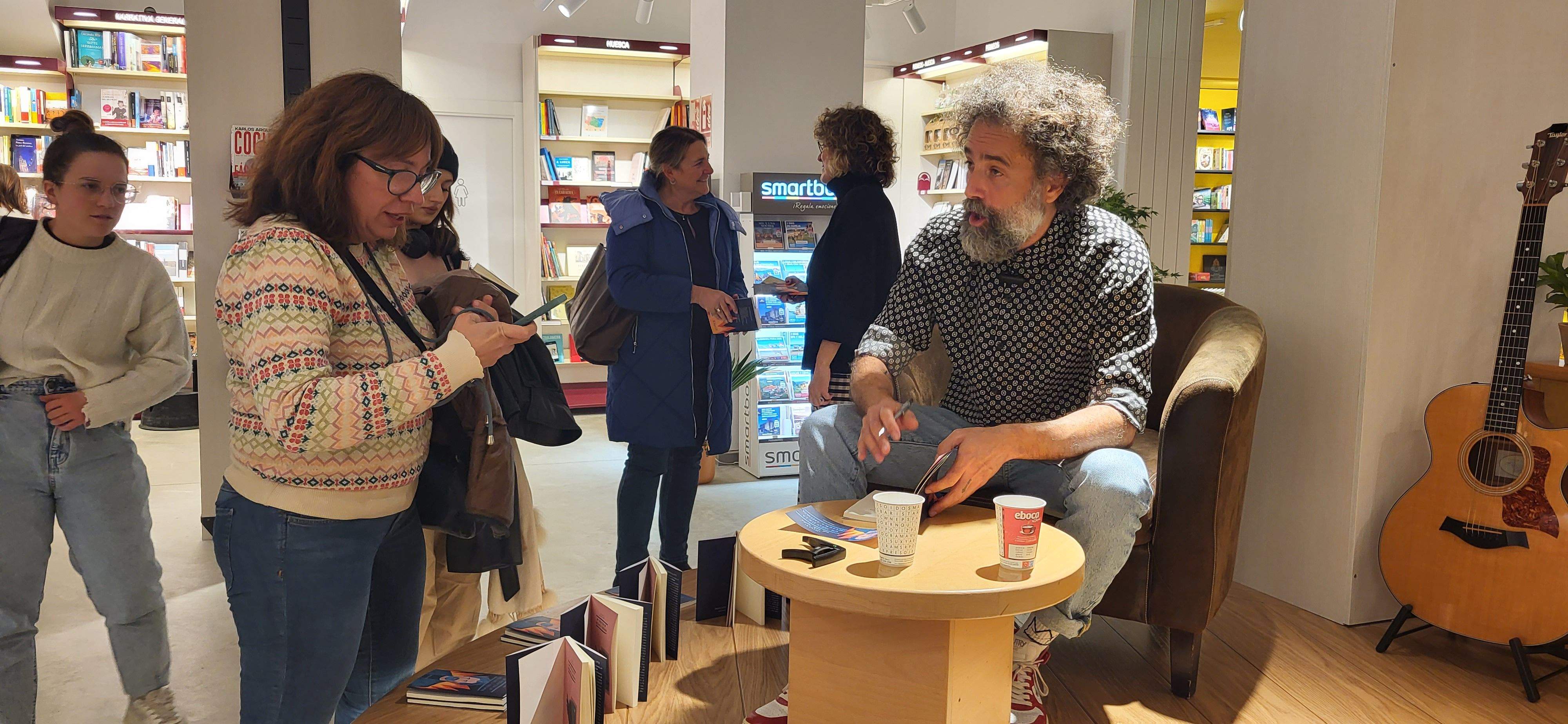 Imágenes de la presentación del poemario  Un vuelo sin la mecánica adecuada de Raúl Usieto. Foto Myriam Martínez