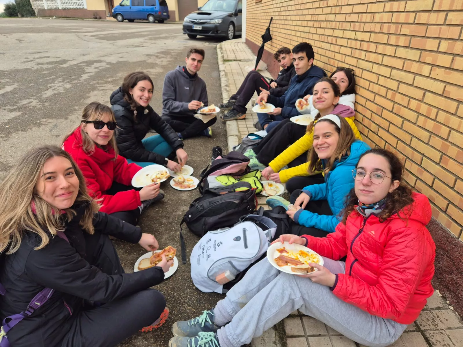 Jóvenes disfrutan del huevo frito solidario en Banariés. Foto Juanlu Herrero