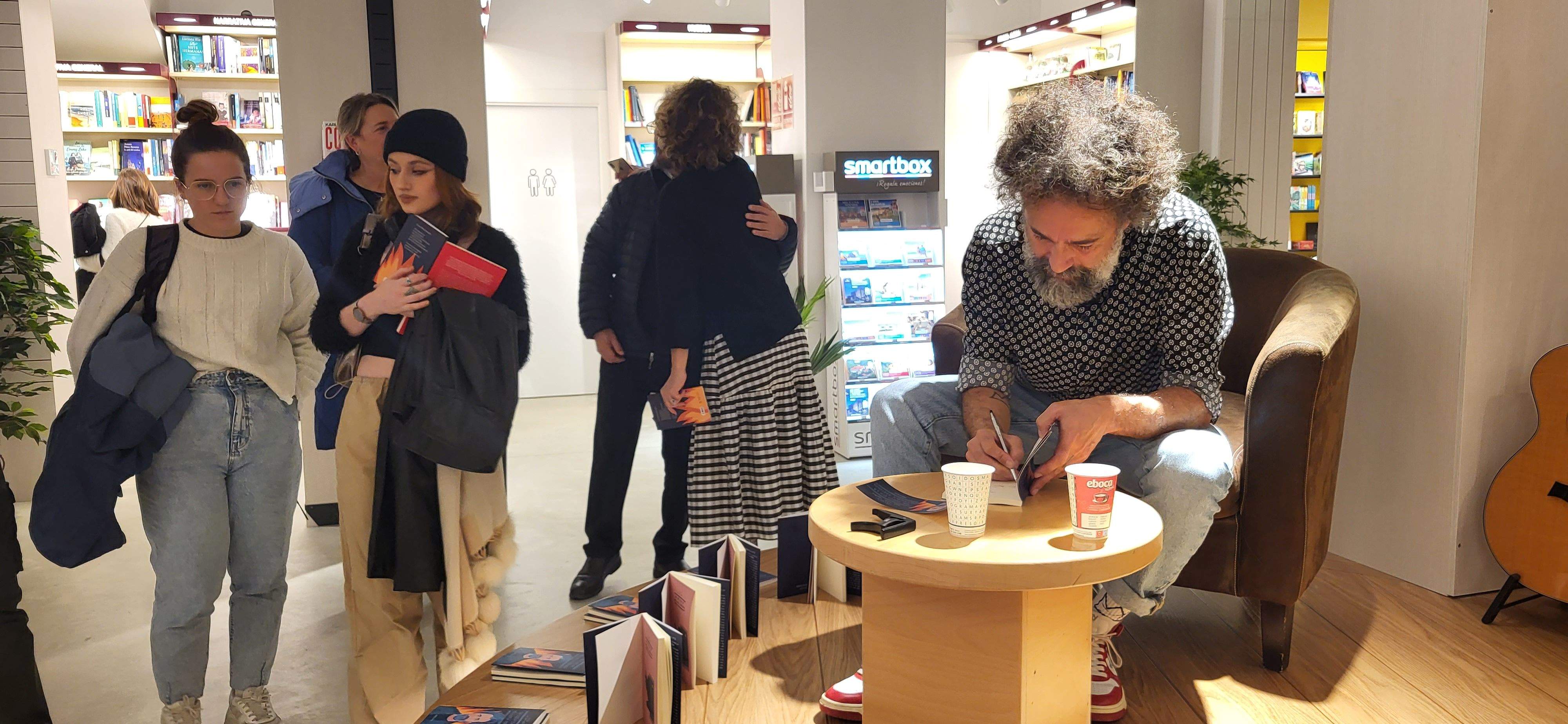 Imágenes de la presentación del poemario  Un vuelo sin la mecánica adecuada de Raúl Usieto. Foto Myriam Martínez