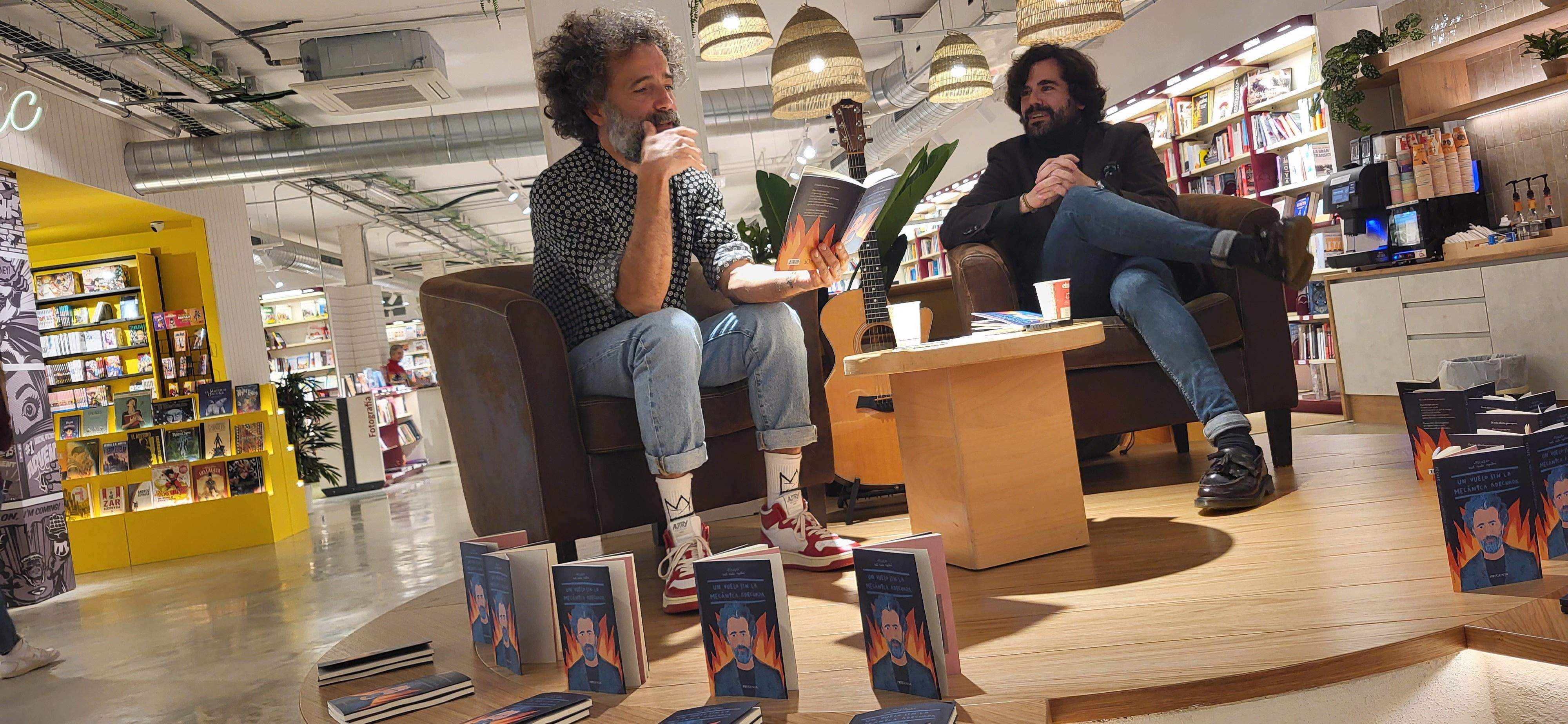 Imágenes de la presentación del poemario  Un vuelo sin la mecánica adecuada de Raúl Usieto. Foto Myriam Martínez