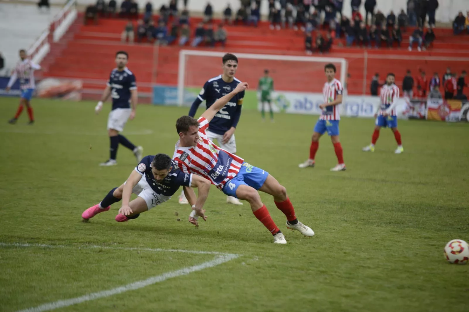 Xavi Sola disputa un balón en el duelo entre el Barbastro y el Utebo. Foto: Dani Vidal/@fotomaniafut