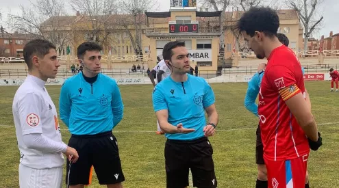 Sorteo y saludo de capitanes en el Andorra-Binéfar de este domingo. Resultados y clasificaciones del fútbol altoaragonés del 25 y 26 de enero. Foto: CD Binéfar