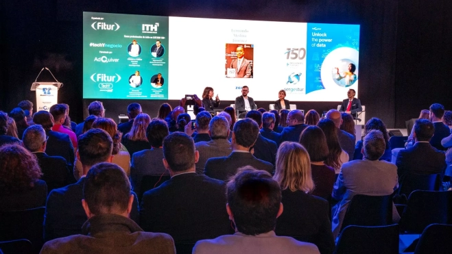 Mesa redonda dirigida por Alicia Reina Mesa redonda dirigida por Alicia Reina