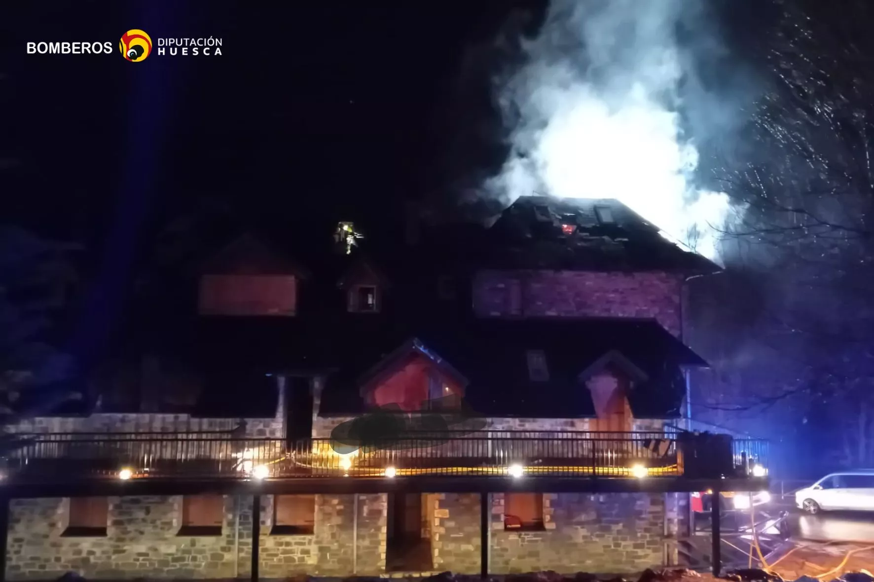 Incendio en un bloque de apartamentos en Escarrilla