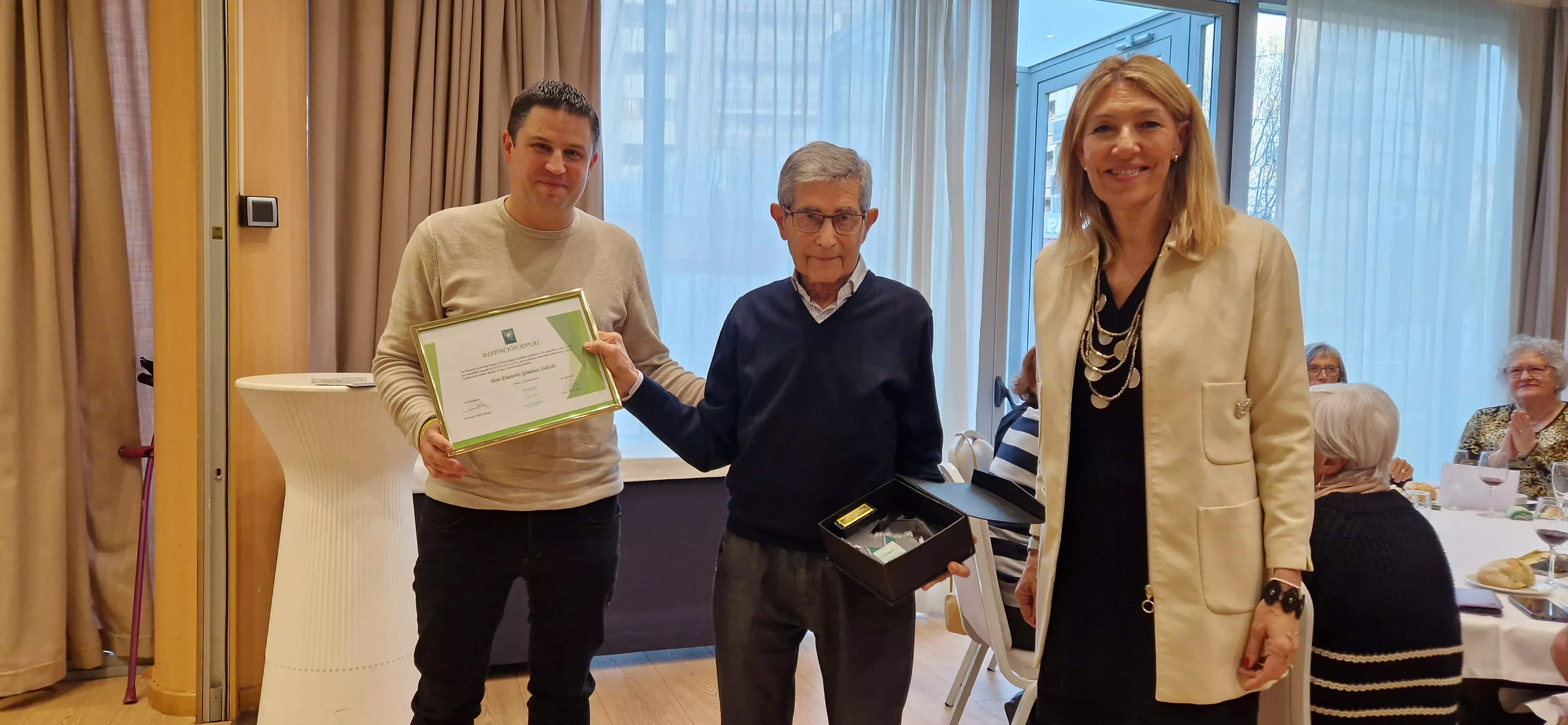 Emeterio Giménez Salcedo, Premio ARO 2024, entre Antonio Biescas y Marta Escartín. Foto Myriam Martínez Emeterio Giménez Salcedo, Premio ARO 2024, entre Antonio Biescas y Marta Escartín. Foto Myriam Martínez