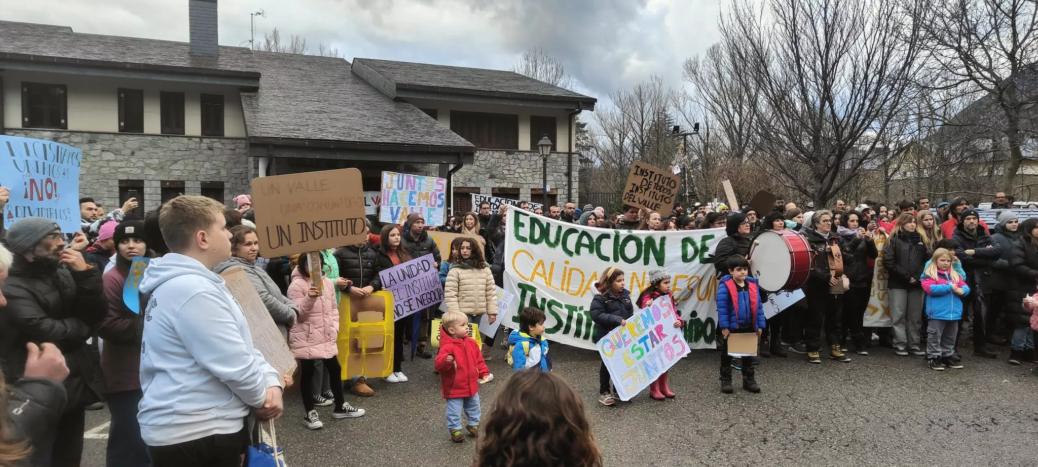 Concentración en Benasque para reivindicar "un sólo instituto".