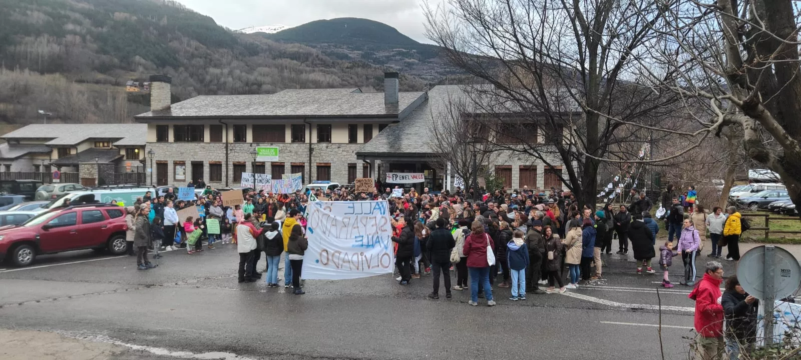 Concentración en Benasque para reivindicar "un sólo instituto".