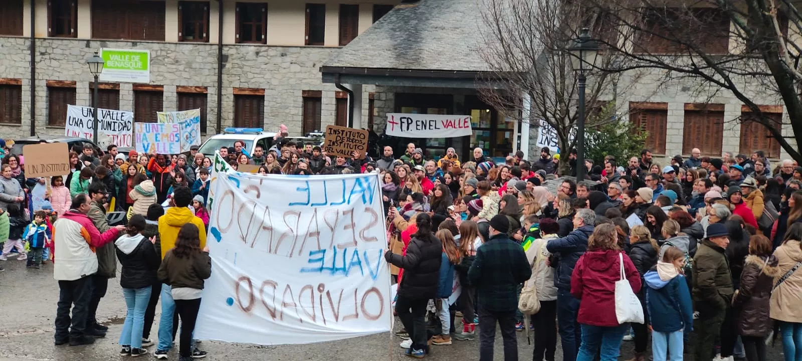 Concentración en Benasque para reivindicar "un sólo instituto".