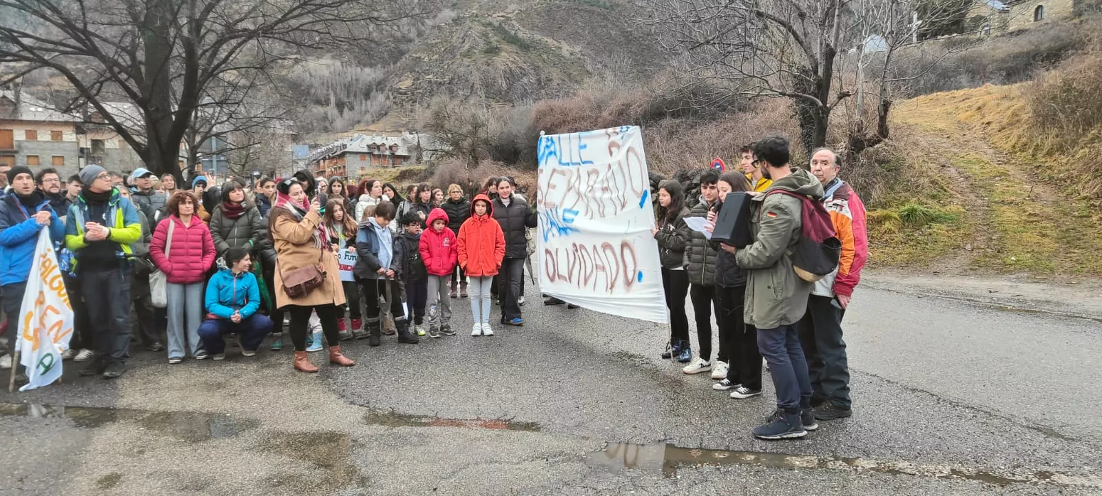 Concentración en Benasque para reivindicar "un sólo instituto".