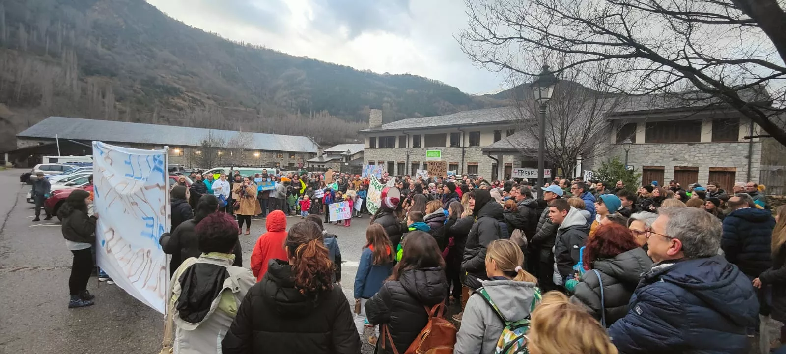 Concentración en Benasque para reivindicar "un sólo instituto".