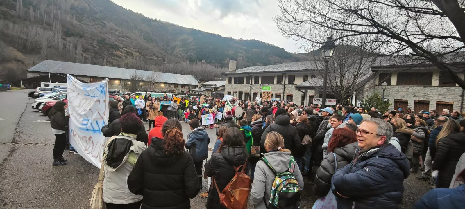 Concentración en Benasque para reivindicar "un sólo instituto".