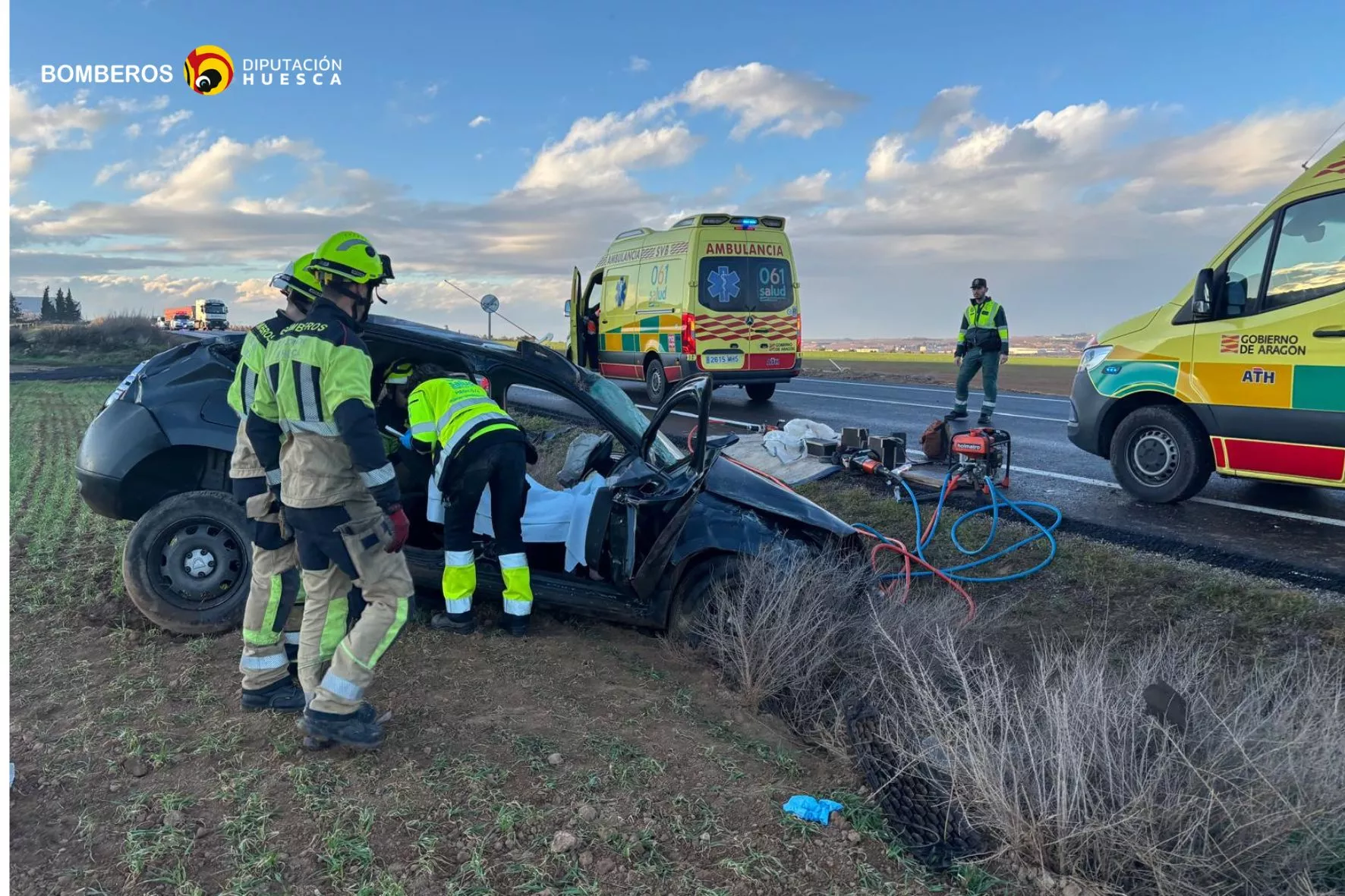 Imagen de los bomberos de Fraga en el lugar del accidente.