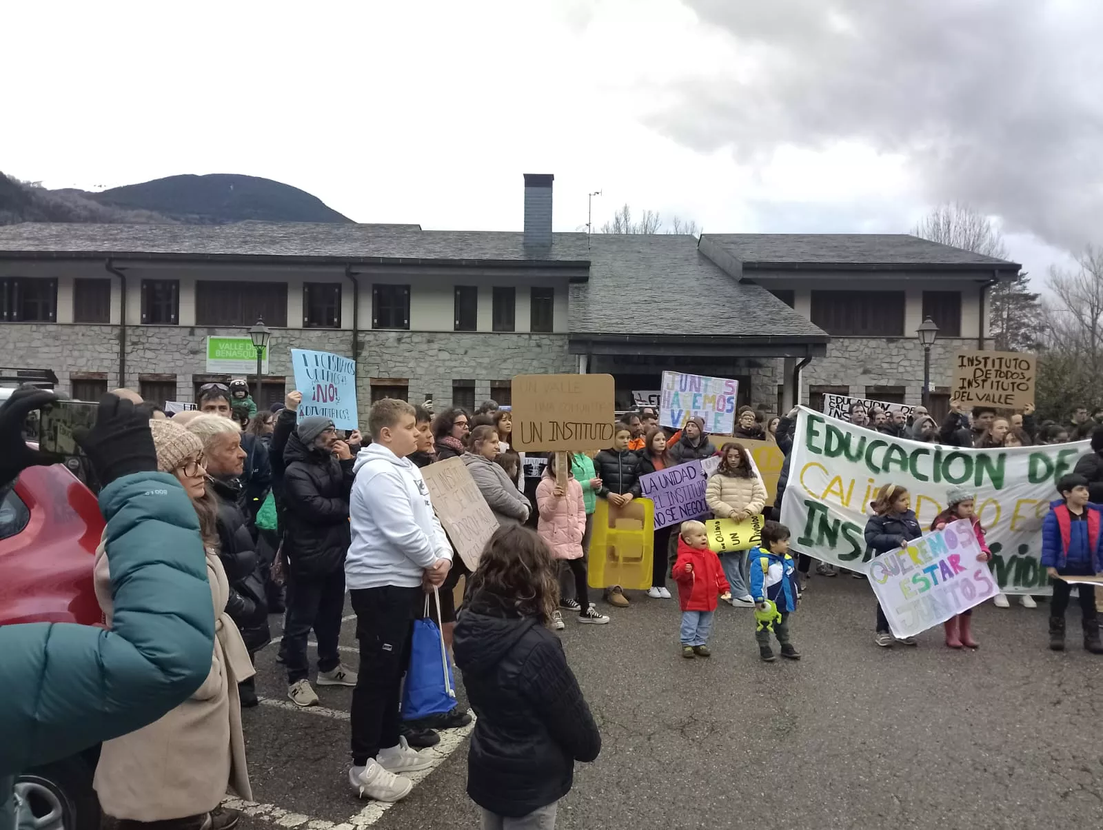 Concentración en Benasque para reivindicar "un sólo instituto".