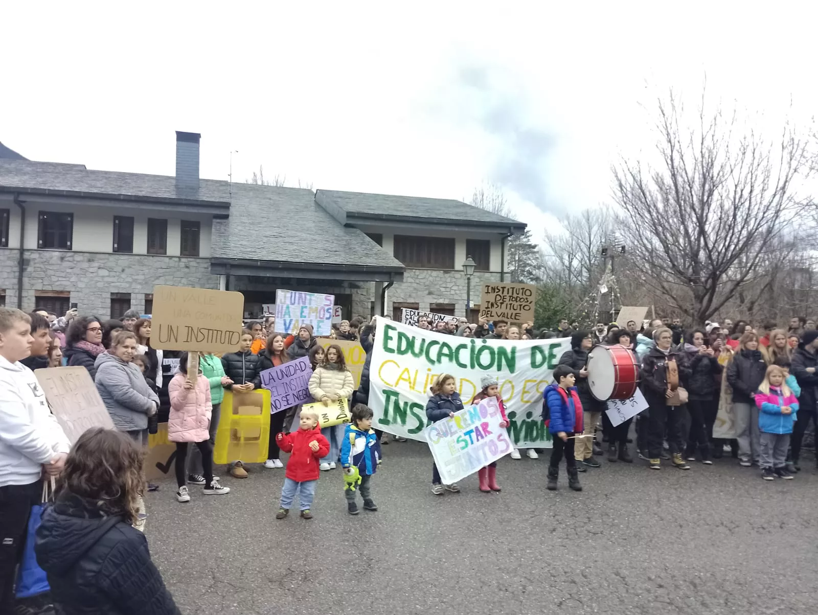 Concentración en Benasque para reivindicar "un sólo instituto".
